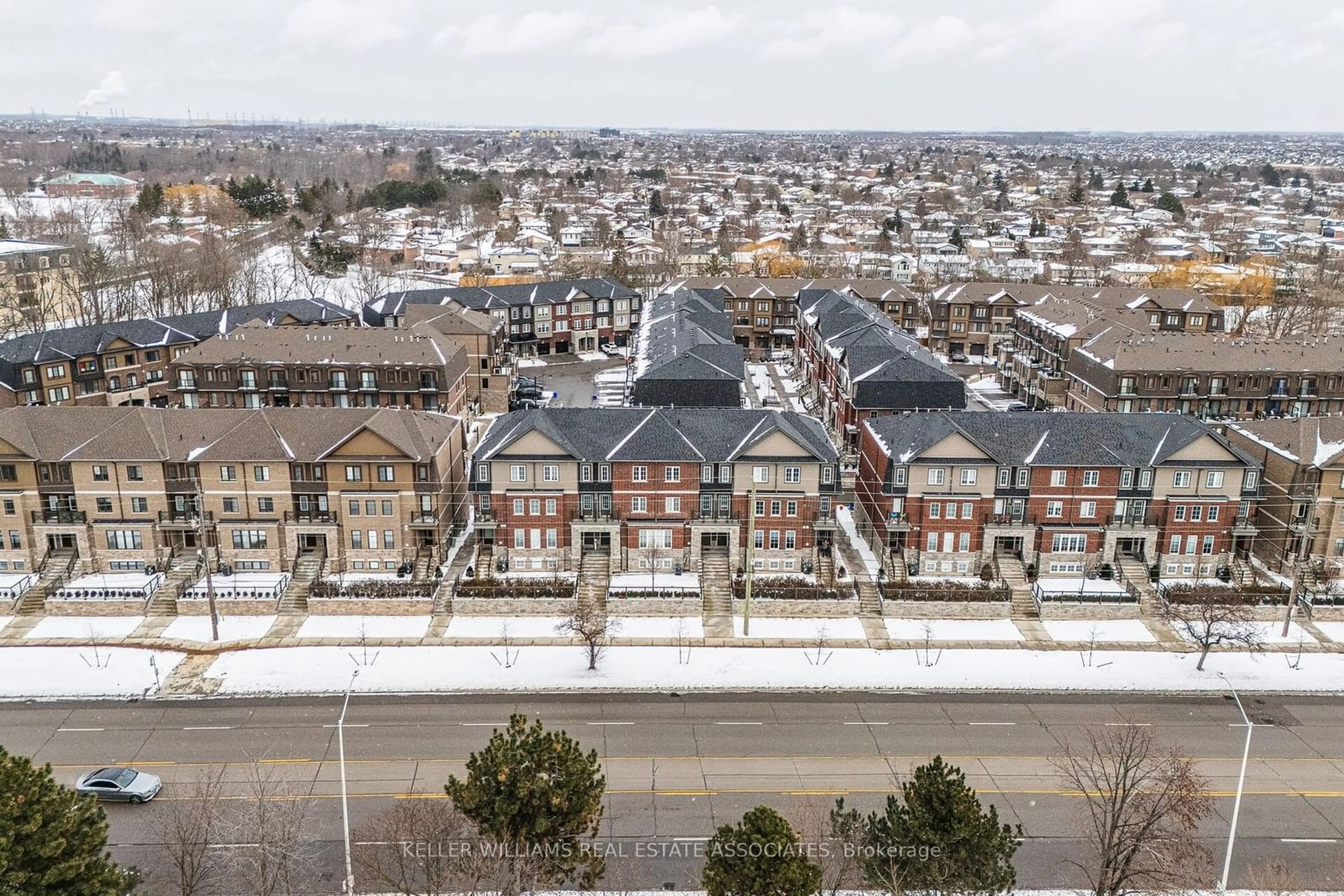 A pic from outside/outdoor area/front of a property/back of a property/a pic from drone, city buildings view from balcony for 445 Ontario St #72, Milton Ontario L9T 9K2