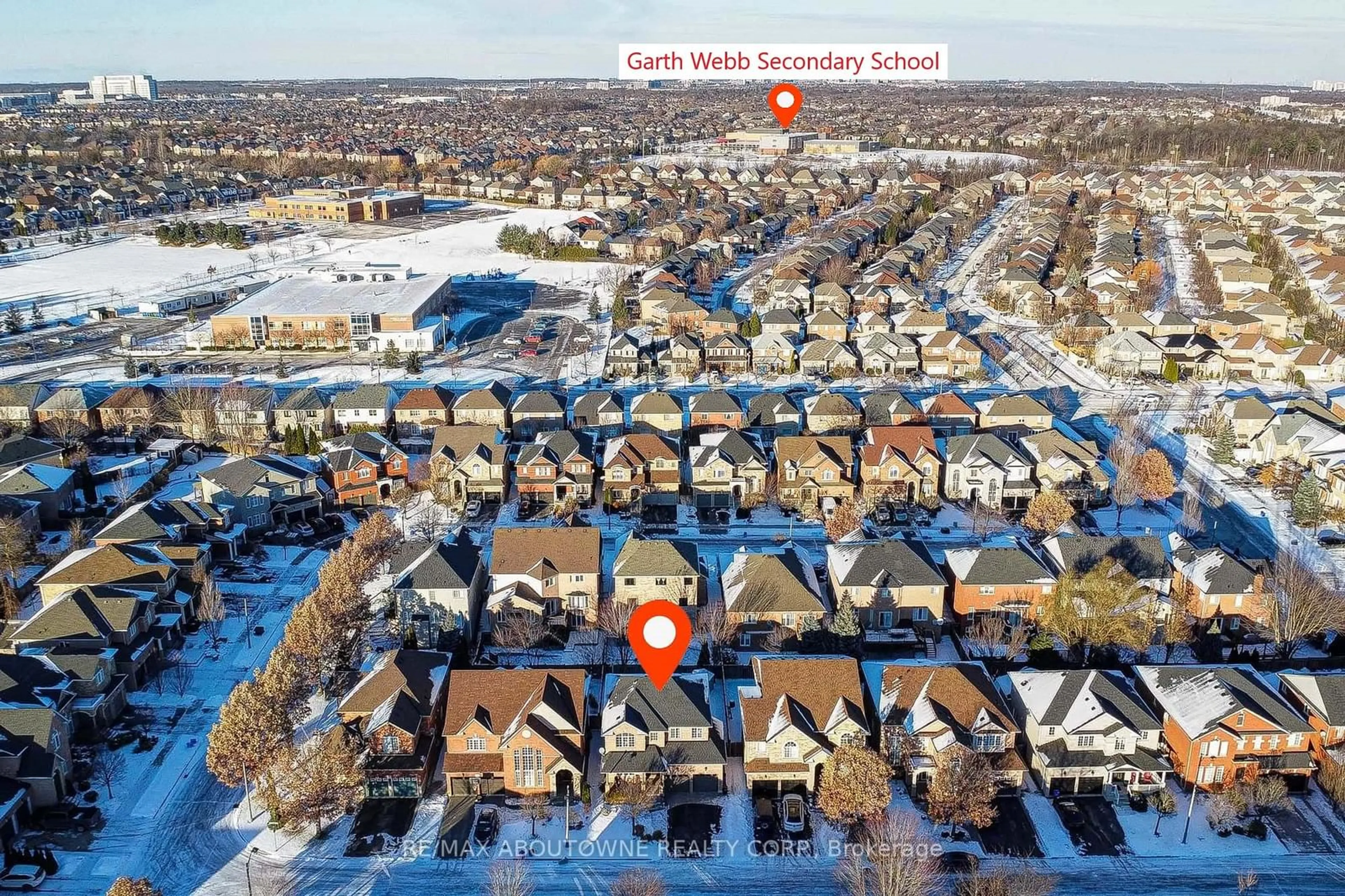 A pic from outside/outdoor area/front of a property/back of a property/a pic from drone, street for 2083 Jaguar Lane, Oakville Ontario L6M 4R5