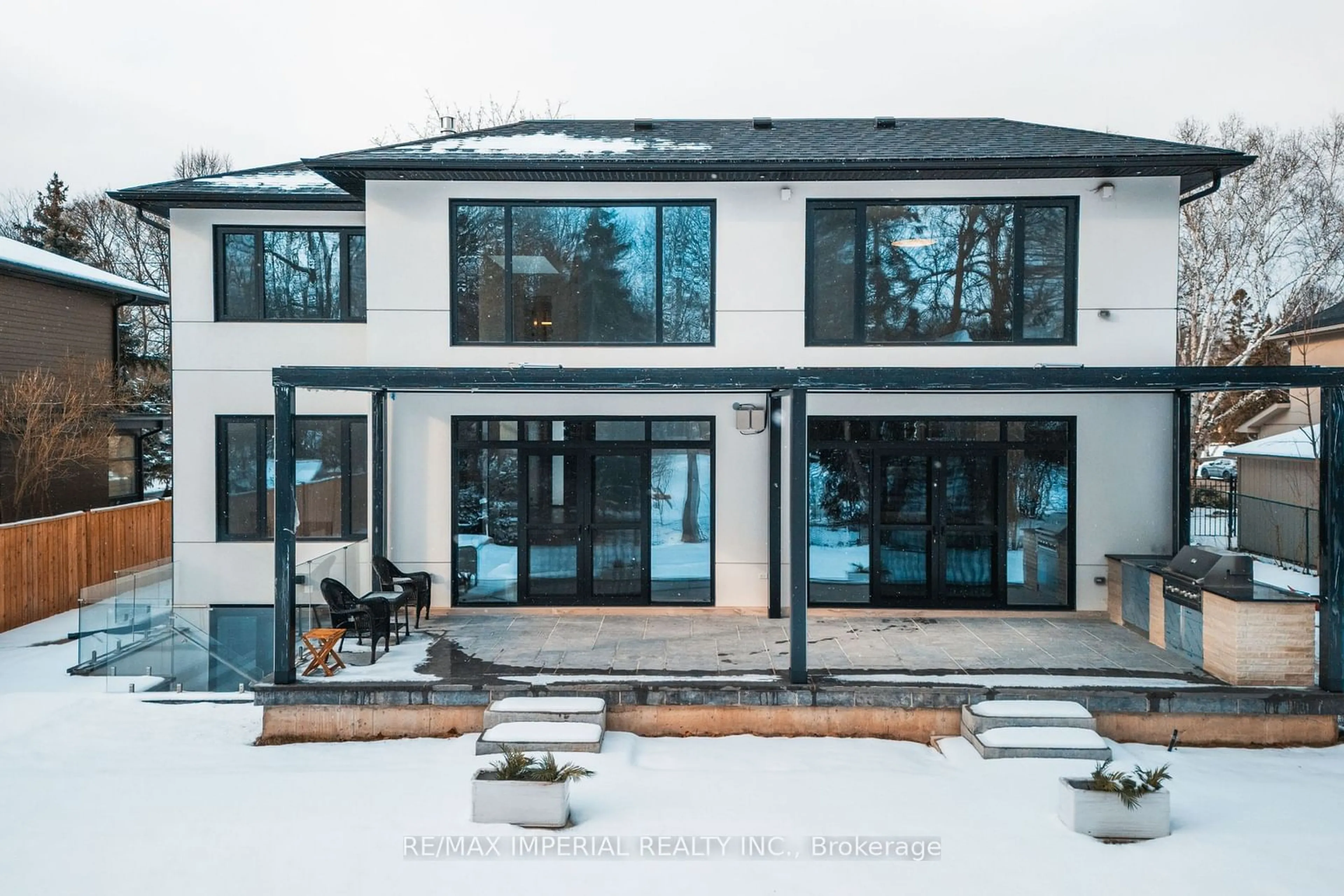 Home with vinyl exterior material, mountain view for 2108 Devon Rd, Oakville Ontario L6J 2N2