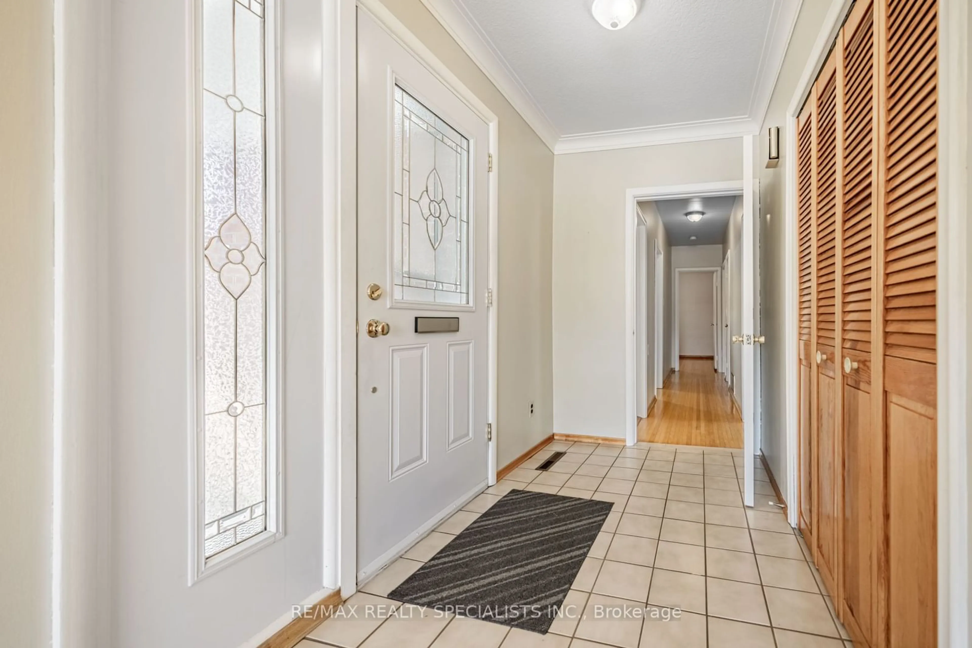 Indoor entryway for 8 Rollins Pl, Toronto Ontario M9B 3Y4