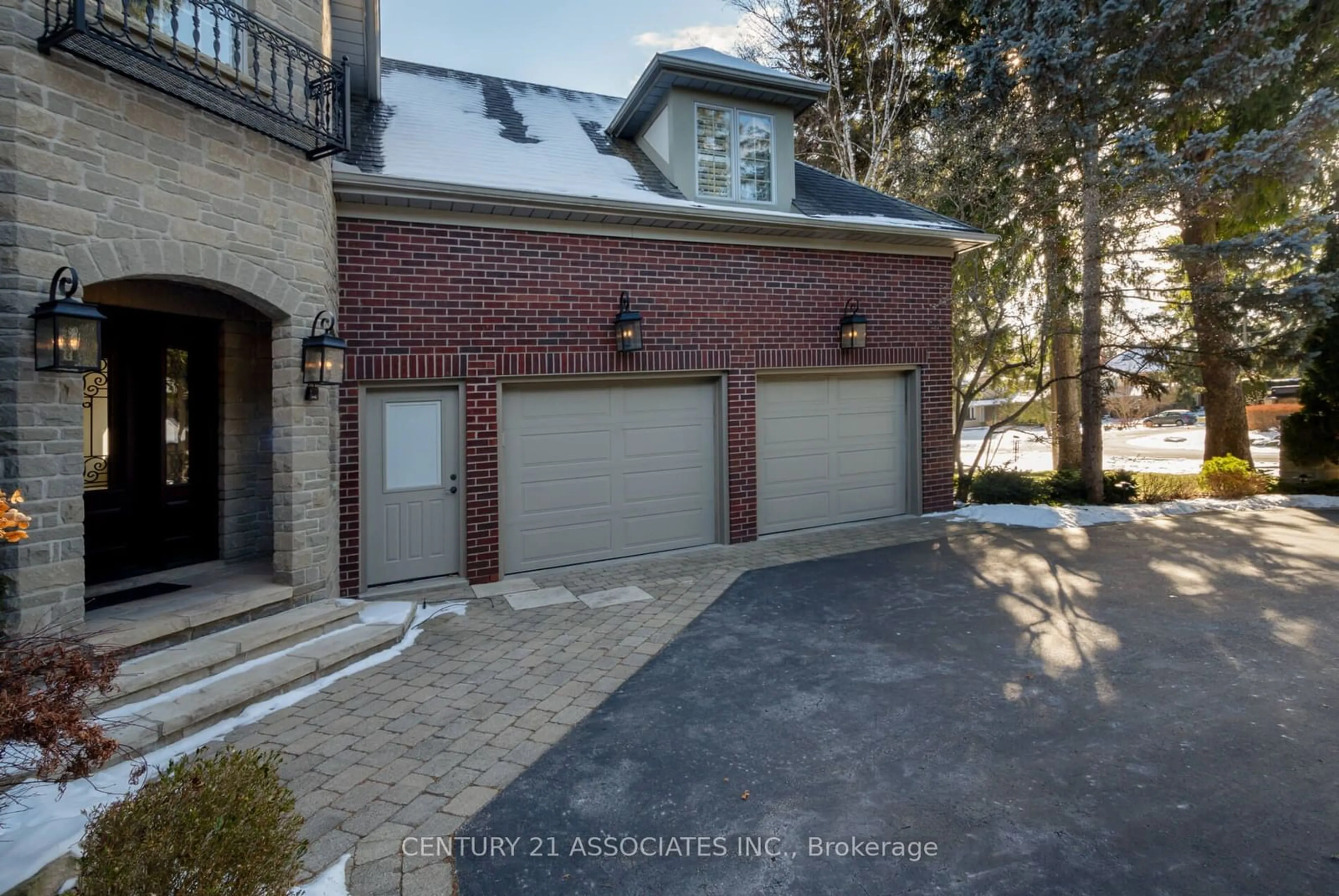 Home with brick exterior material, street for 2523 Robinson St, Mississauga Ontario L5C 2P2