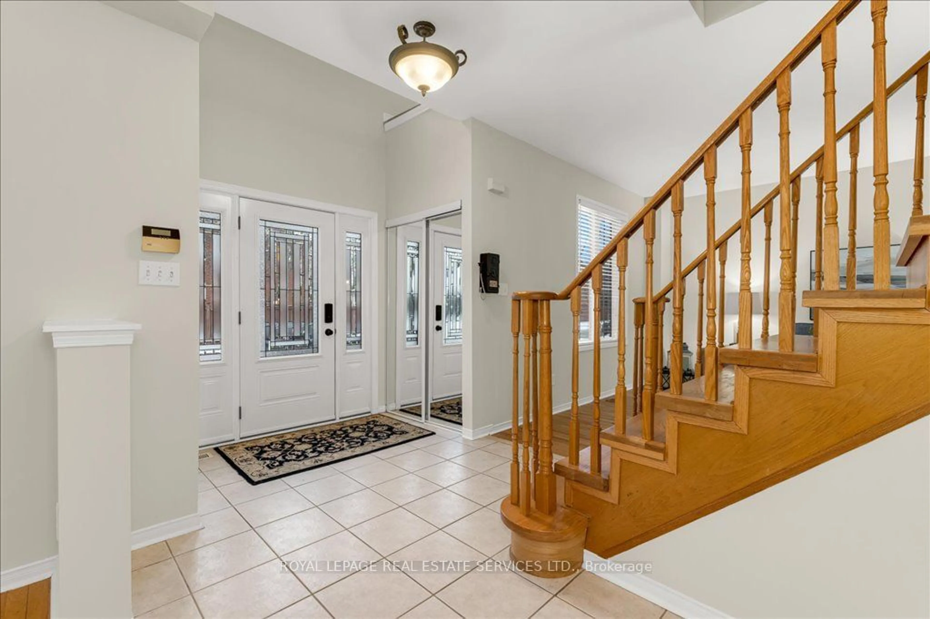 Indoor foyer for 2483 Sunnyhurst Clse, Oakville Ontario L6H 7K5