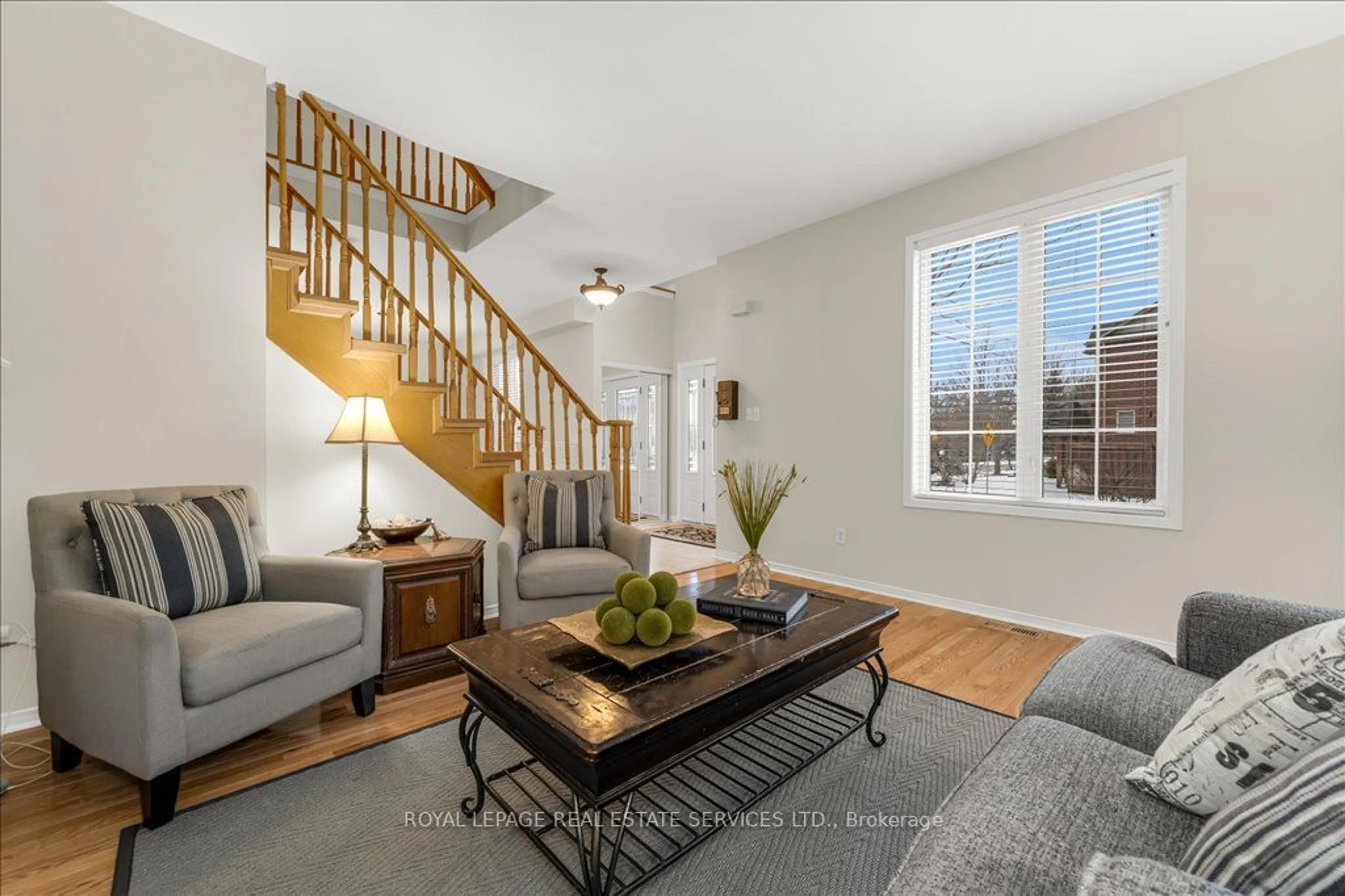 Living room with furniture, unknown for 2483 Sunnyhurst Clse, Oakville Ontario L6H 7K5