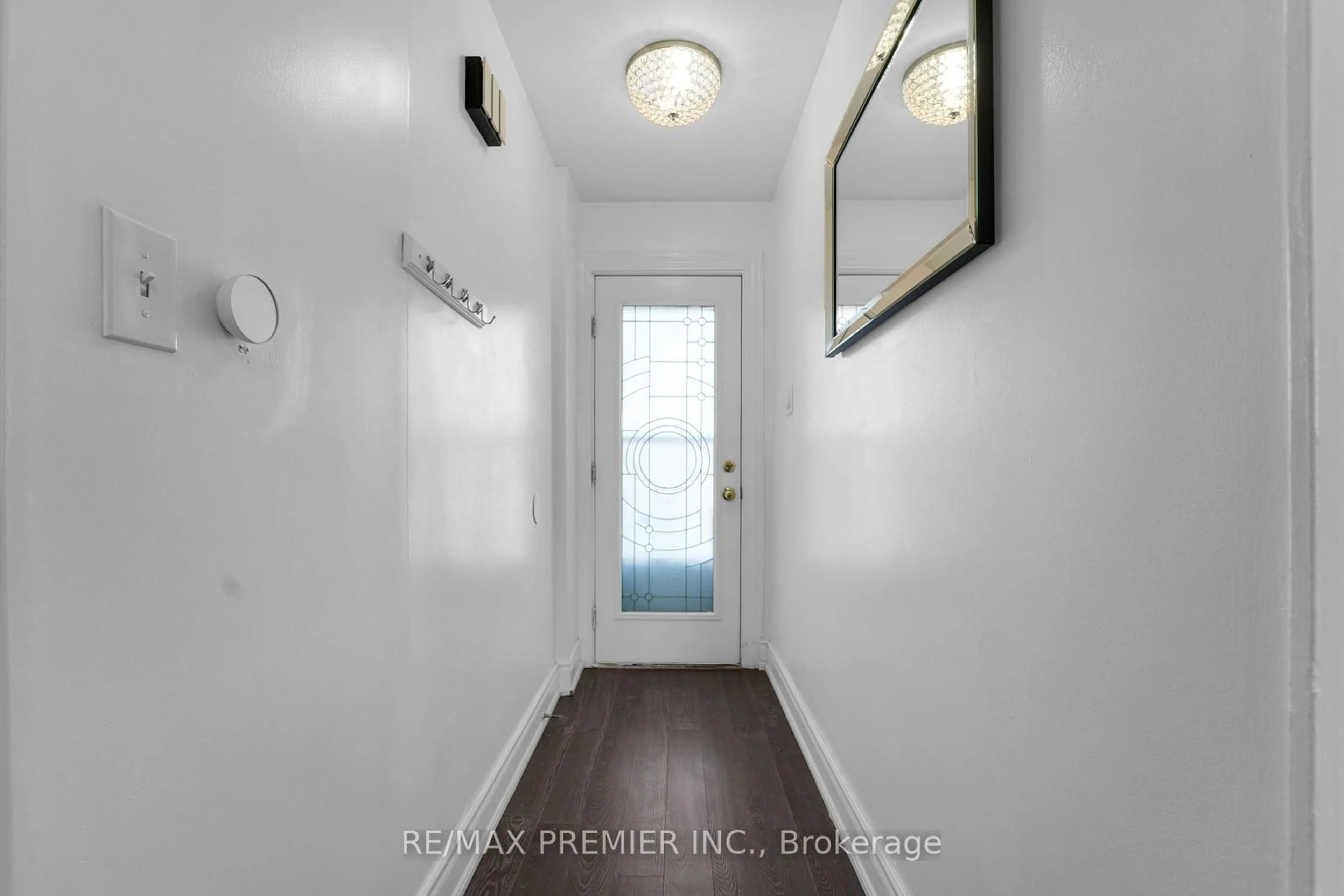 Indoor entryway for 14 Glencairn Sq, Brampton Ontario L6S 2H7