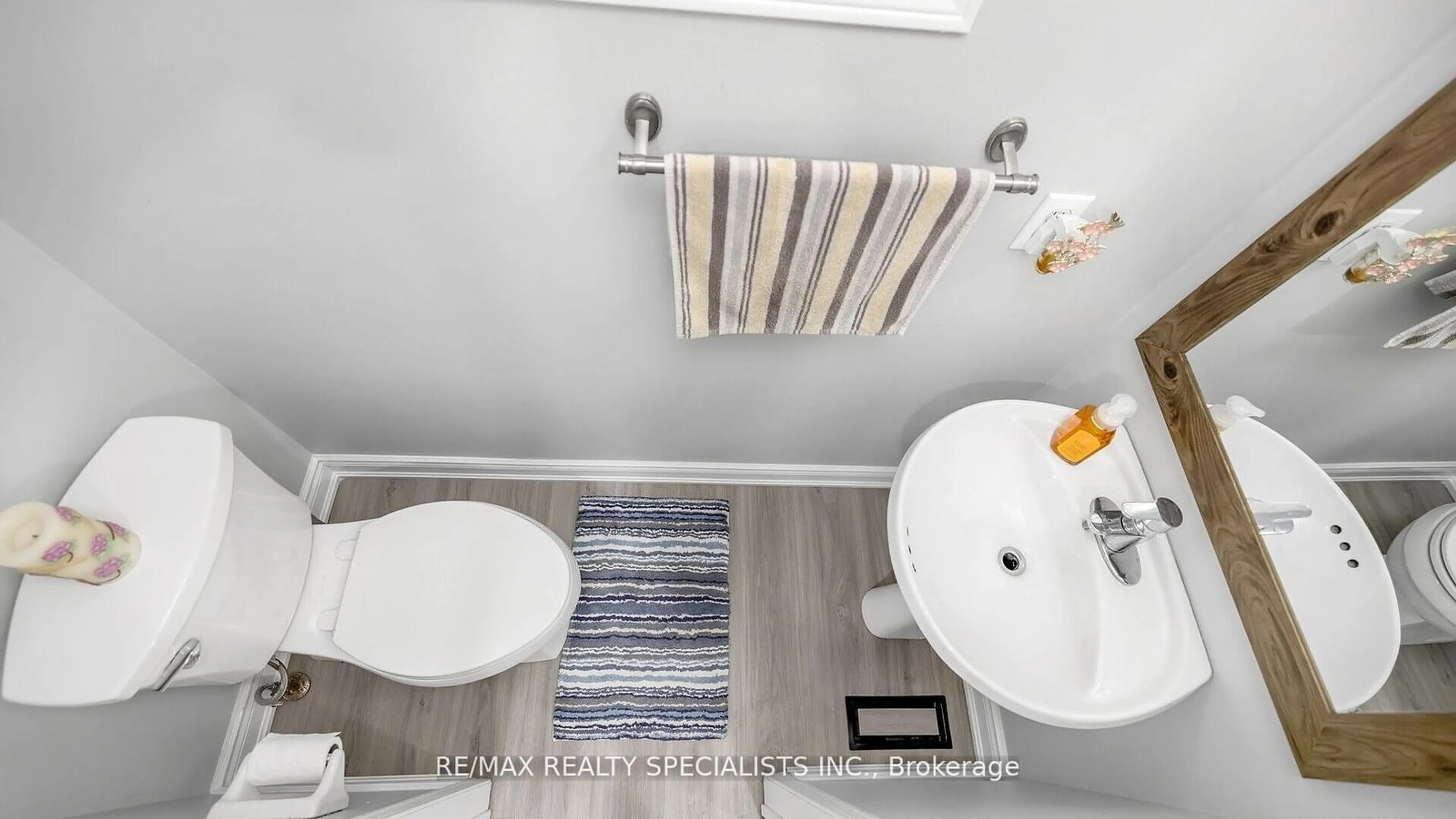 Standard bathroom, ceramic/tile floor for 48 Ridgefield Crt, Brampton Ontario L6P 1B4