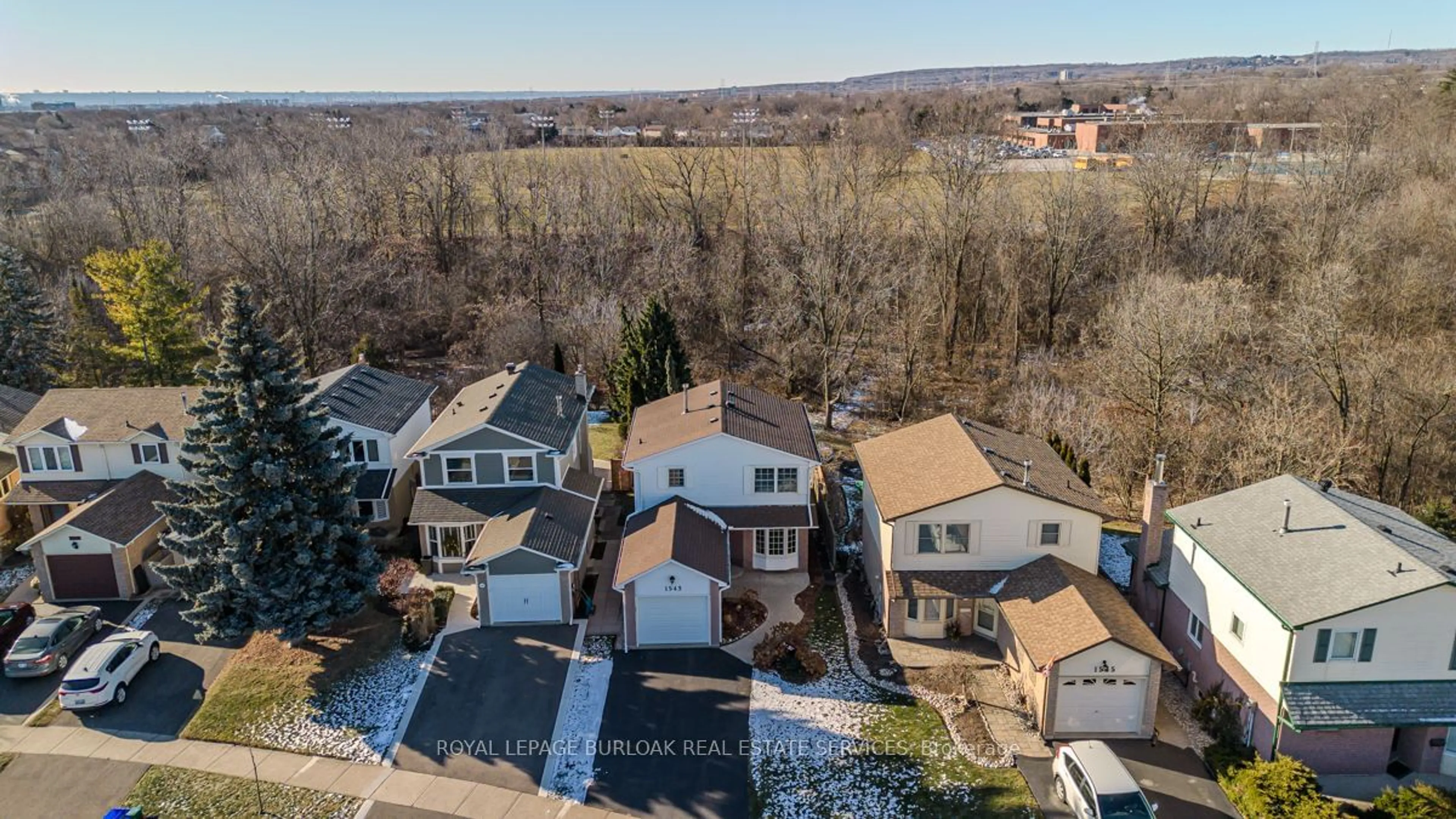 A pic from outside/outdoor area/front of a property/back of a property/a pic from drone, unknown for 1543 Riley Ave, Burlington Ontario L7M 3E9