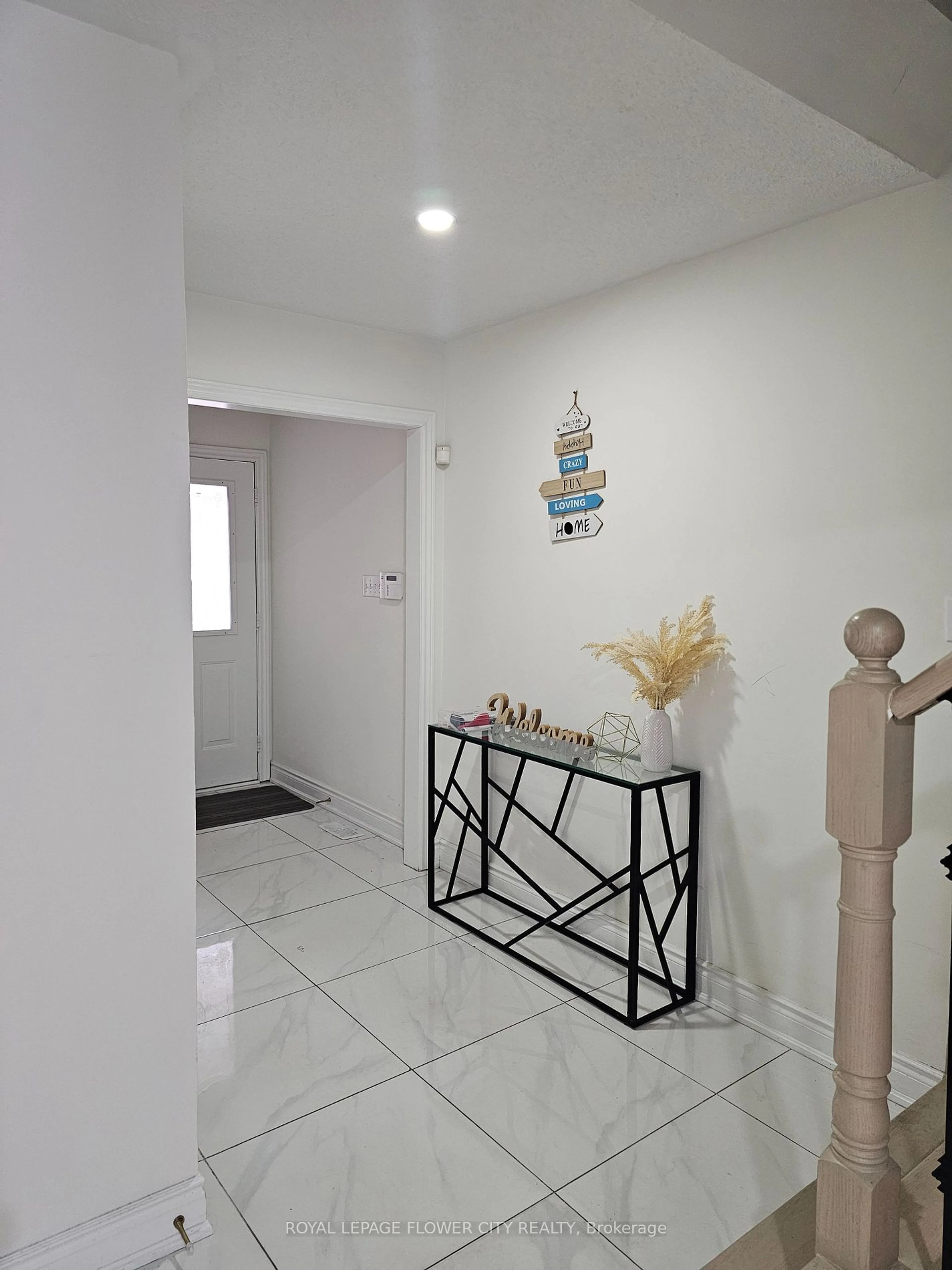 Indoor foyer for 51 Tigerlily Pl, Brampton Ontario L6R 2C8