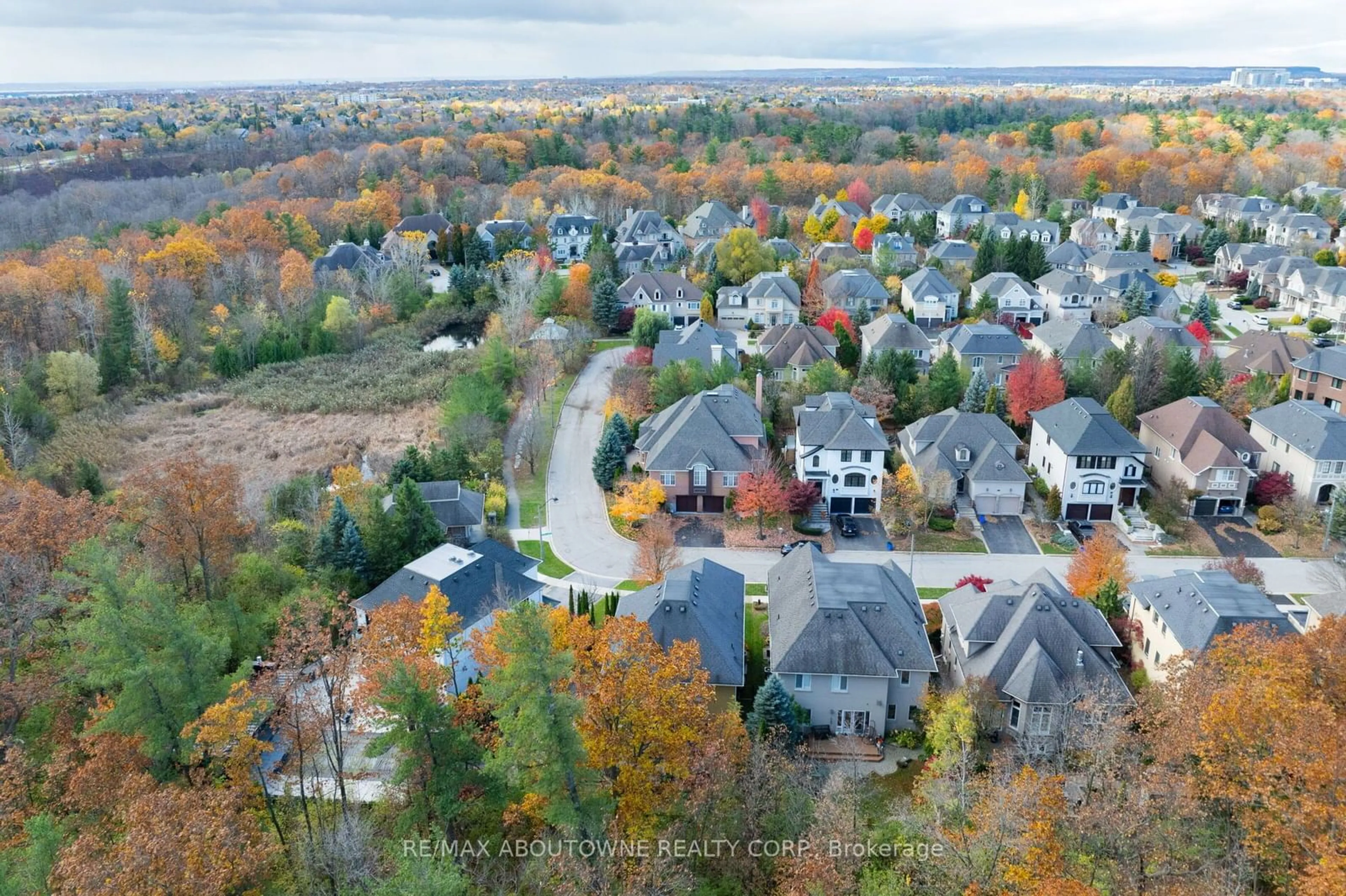 A pic from outside/outdoor area/front of a property/back of a property/a pic from drone, street for 2184 Providence Rd, Oakville Ontario L6H 6Z2