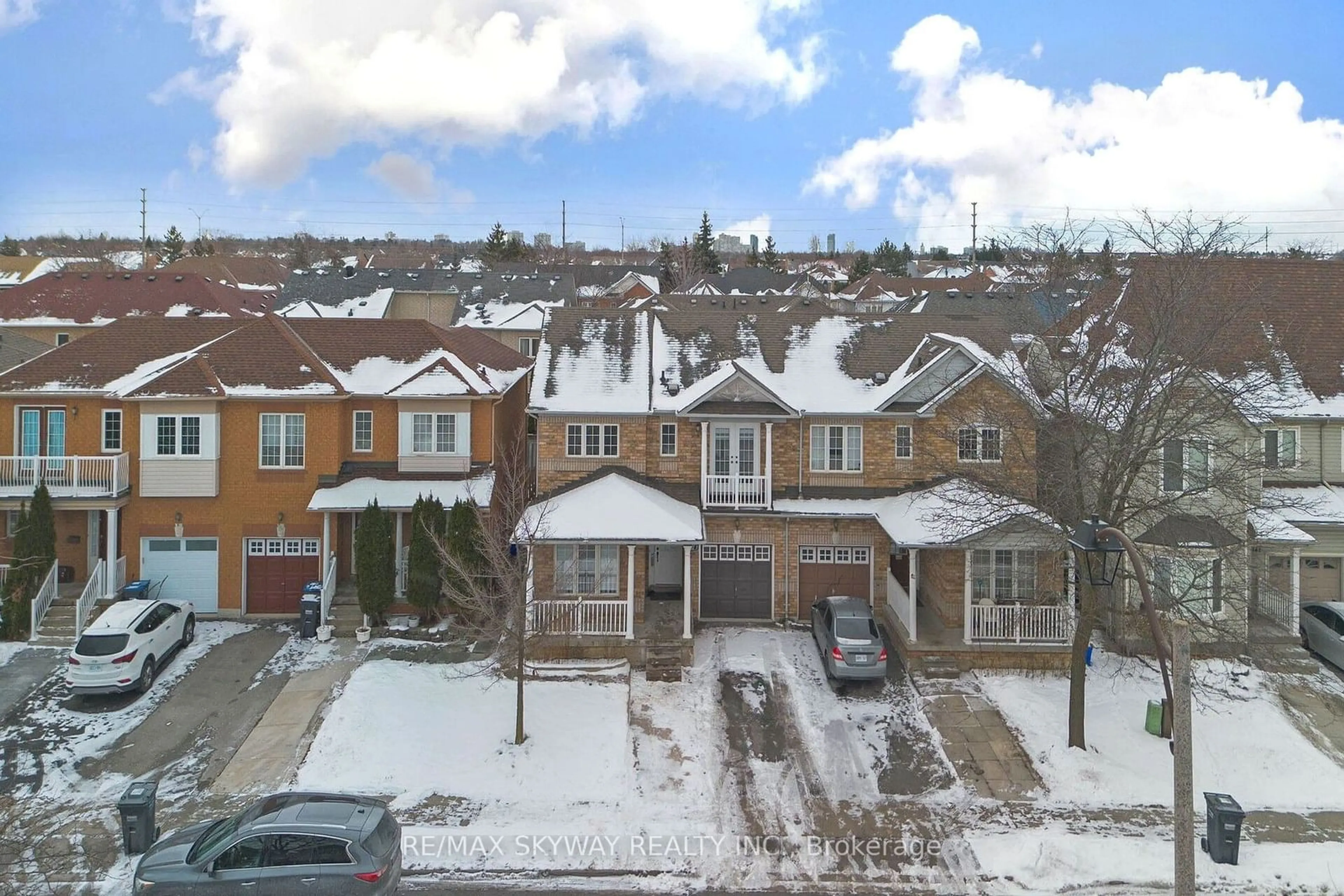 A pic from outside/outdoor area/front of a property/back of a property/a pic from drone, street for 137 Seaside Circ, Brampton Ontario L6R 2G9