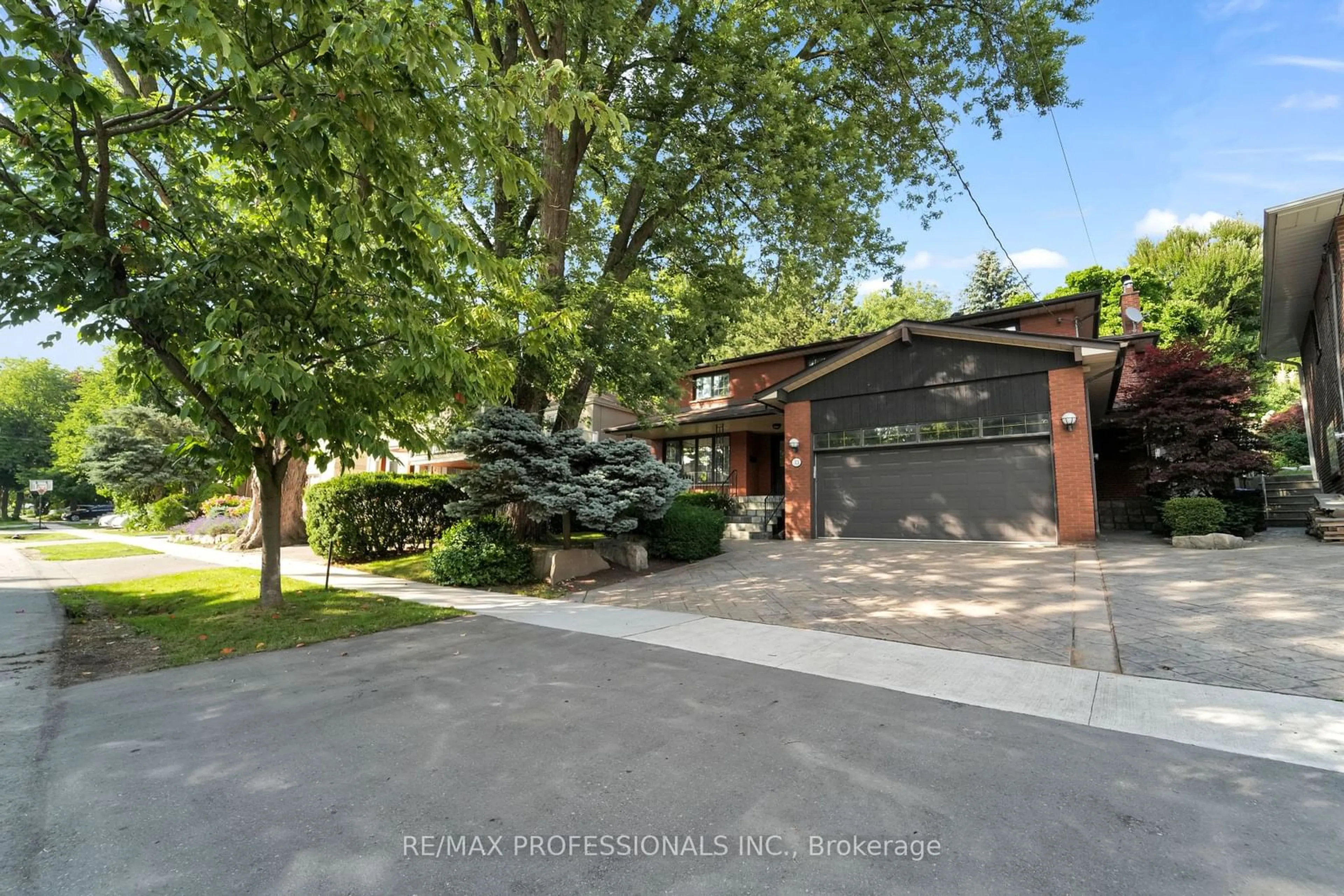 A pic from outside/outdoor area/front of a property/back of a property/a pic from drone, street for 33 Bonnyview Dr, Toronto Ontario M8Y 3G7