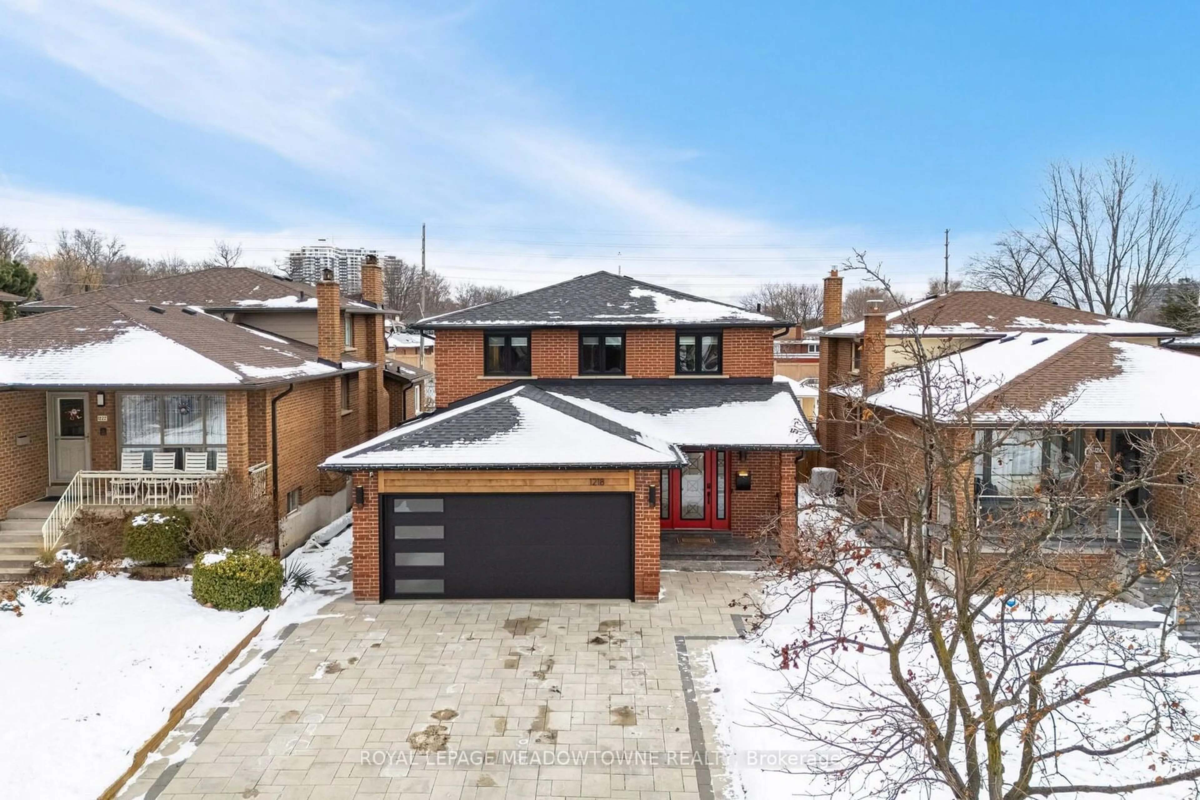 A pic from outside/outdoor area/front of a property/back of a property/a pic from drone, street for 1218 Tynegrove Rd, Mississauga Ontario L4W 3A3