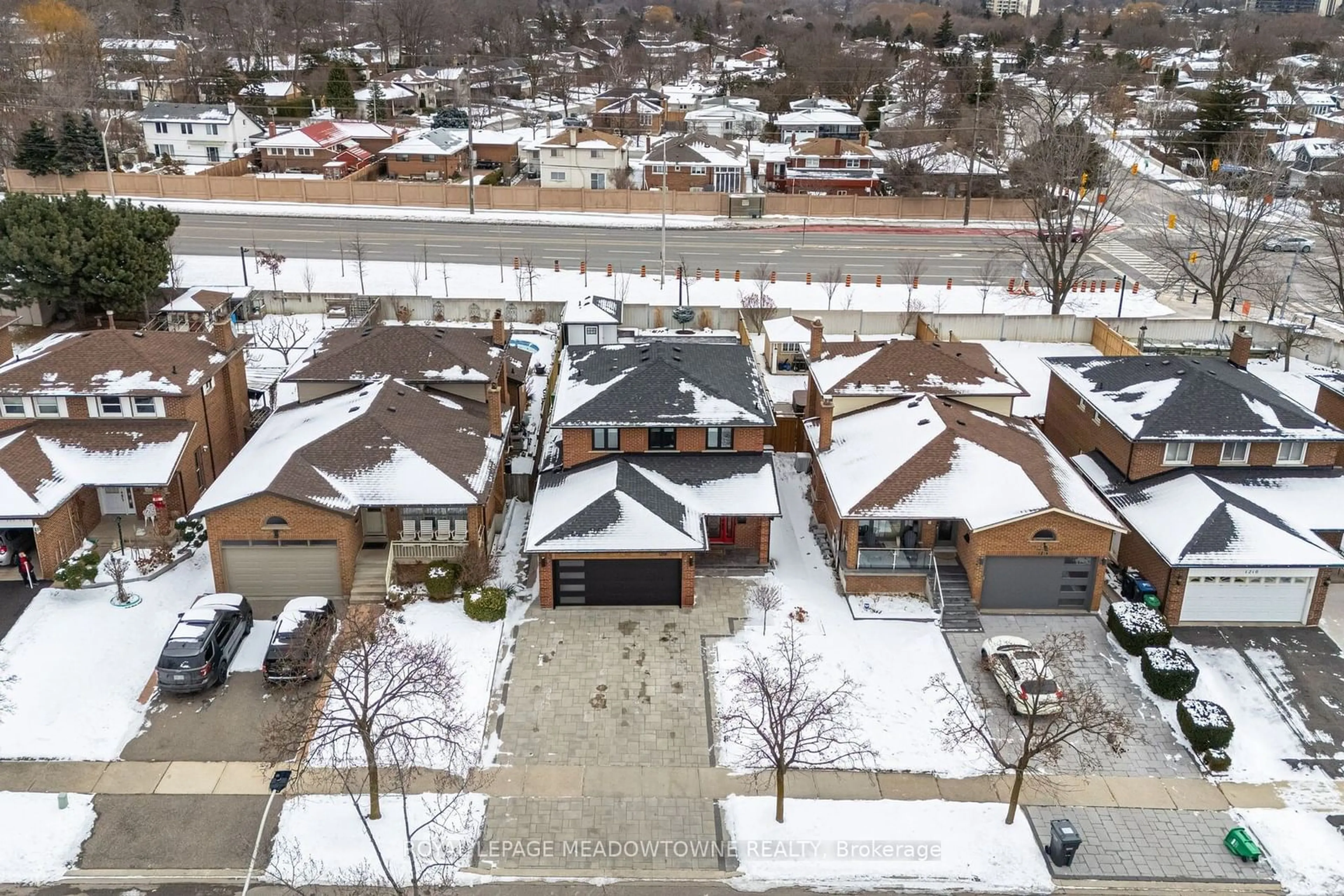 A pic from outside/outdoor area/front of a property/back of a property/a pic from drone, street for 1218 Tynegrove Rd, Mississauga Ontario L4W 3A3