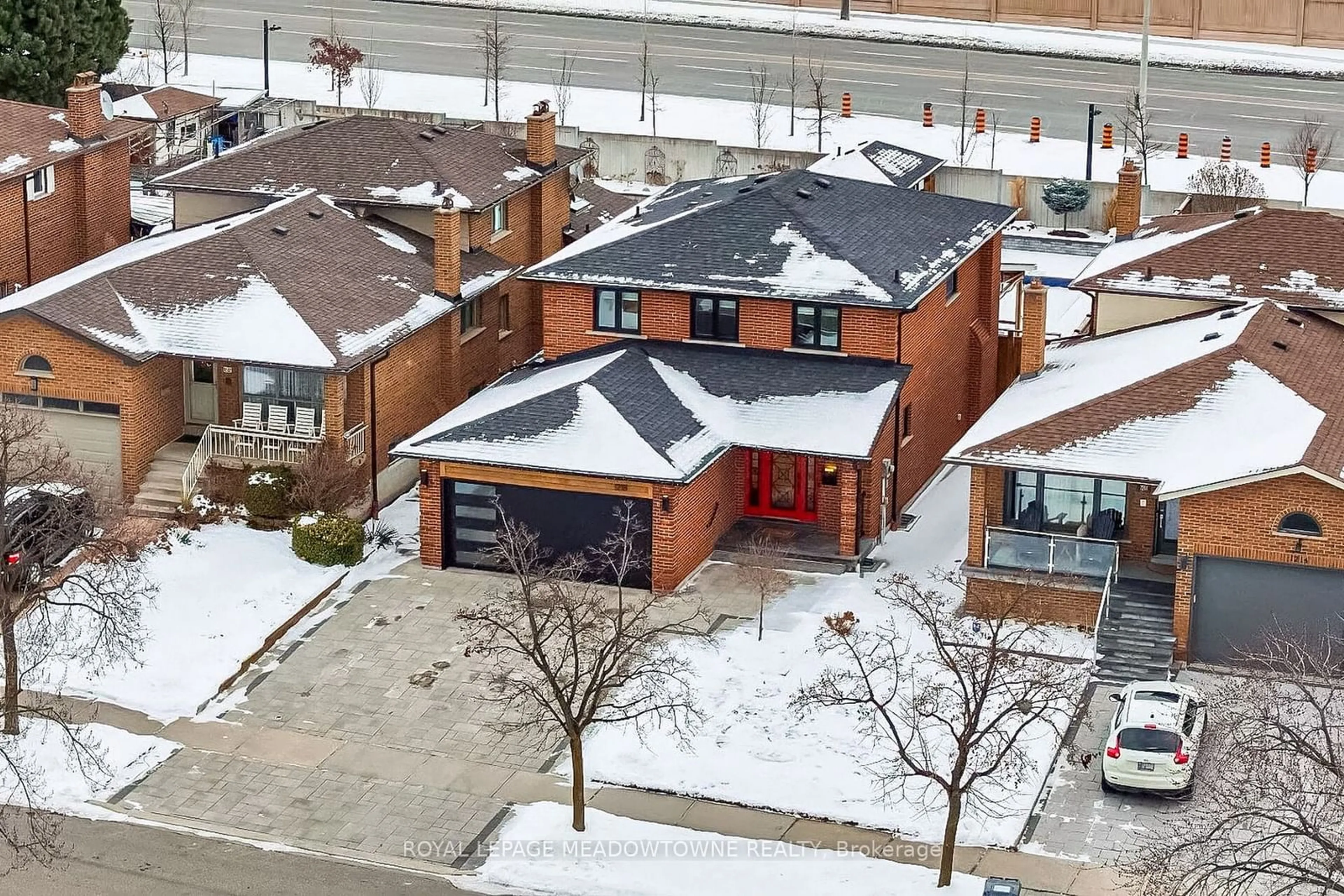 A pic from outside/outdoor area/front of a property/back of a property/a pic from drone, street for 1218 Tynegrove Rd, Mississauga Ontario L4W 3A3