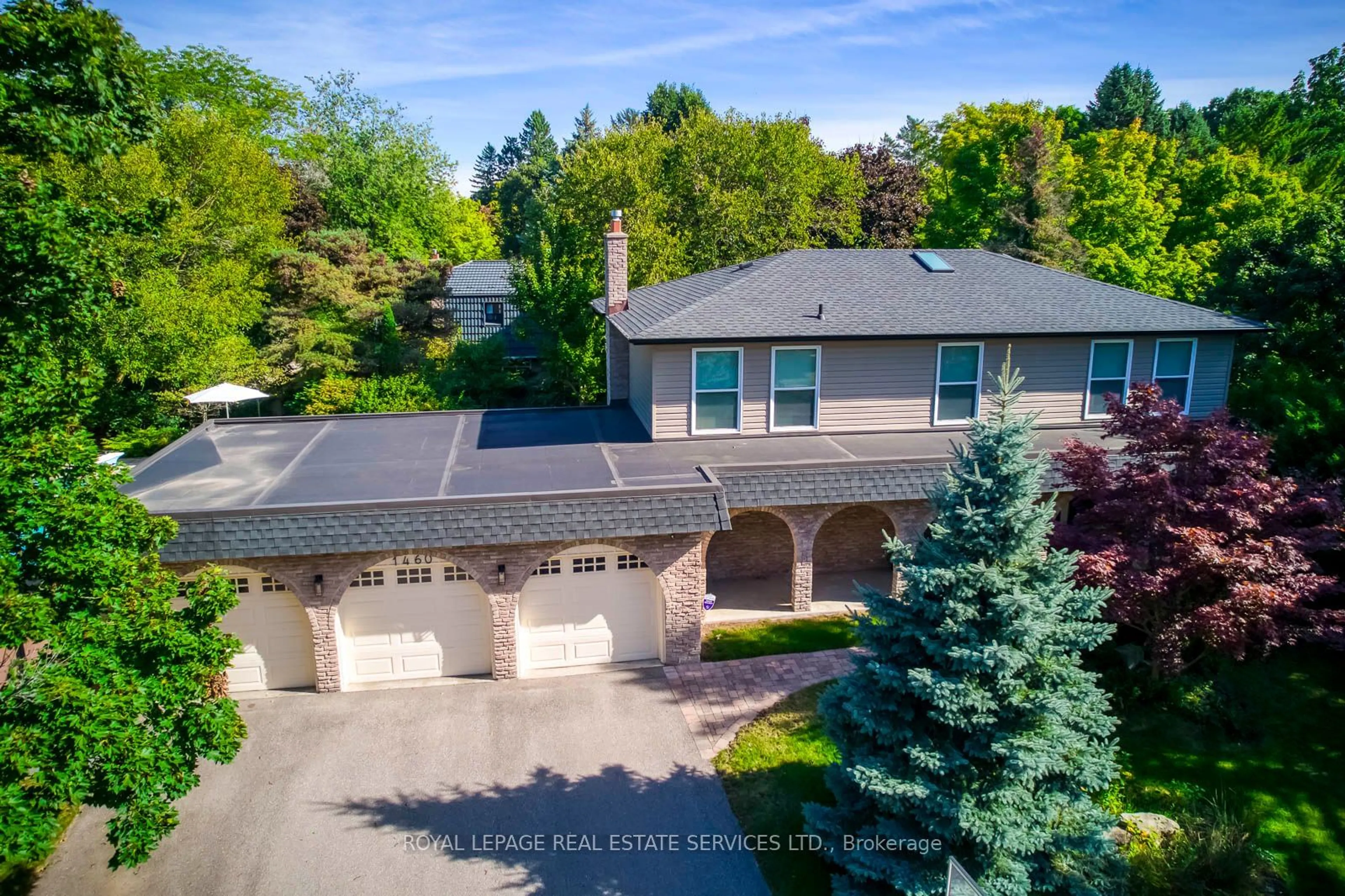 A pic from outside/outdoor area/front of a property/back of a property/a pic from drone, street for 1460 Caulder Dr, Oakville Ontario L6J 5S9