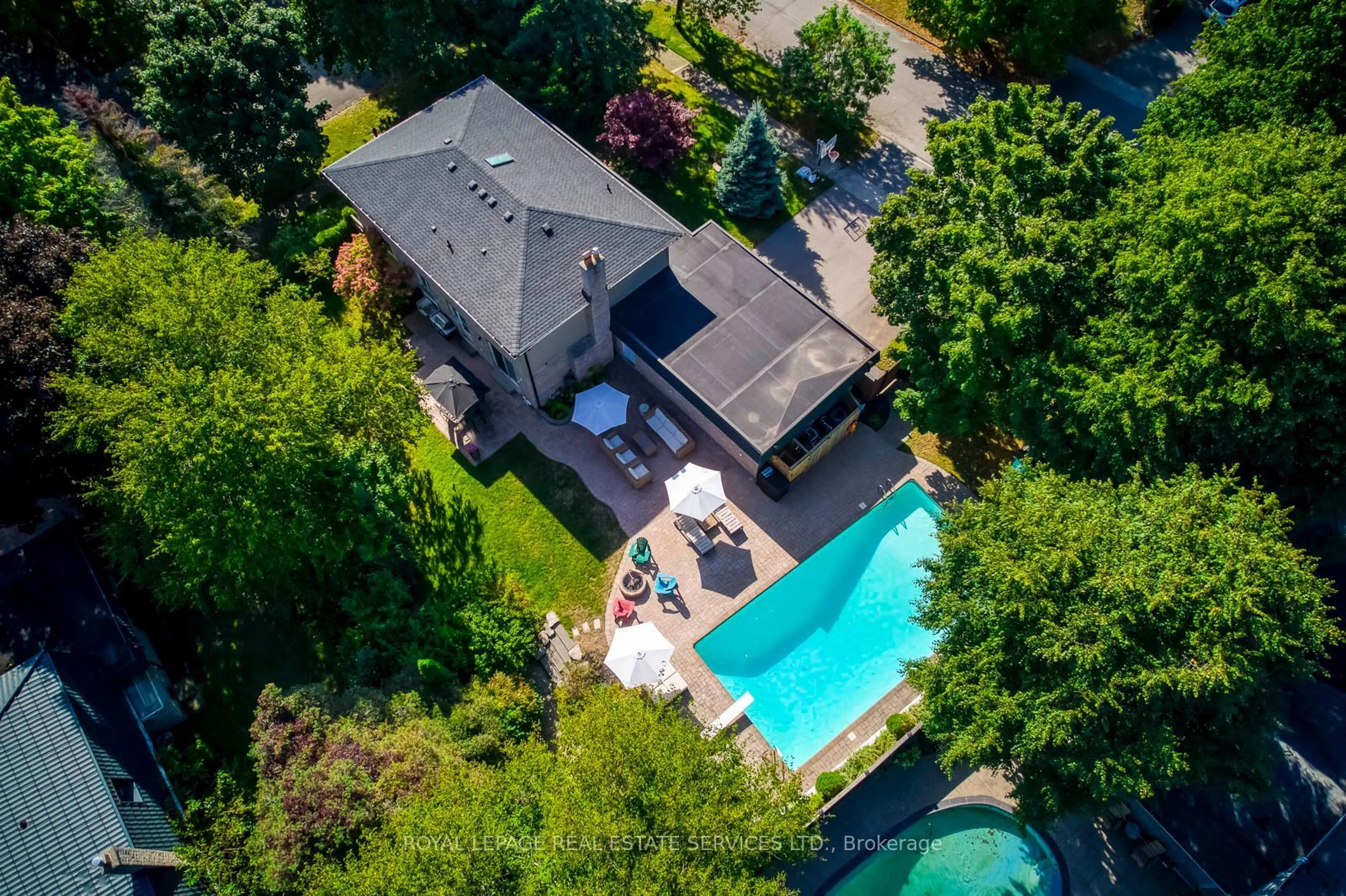 A pic from outside/outdoor area/front of a property/back of a property/a pic from drone, street for 1460 Caulder Dr, Oakville Ontario L6J 5S9