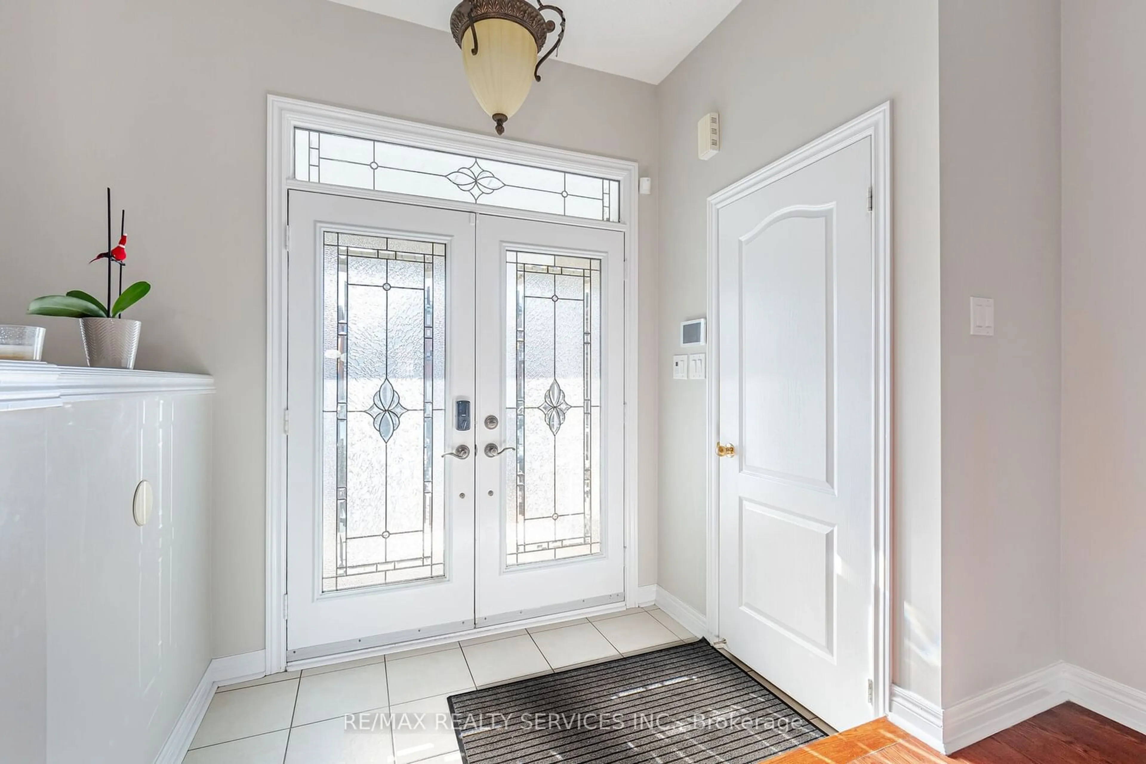 Indoor entryway for 25 Mountain Gorge Rd, Brampton Ontario L6R 2X7