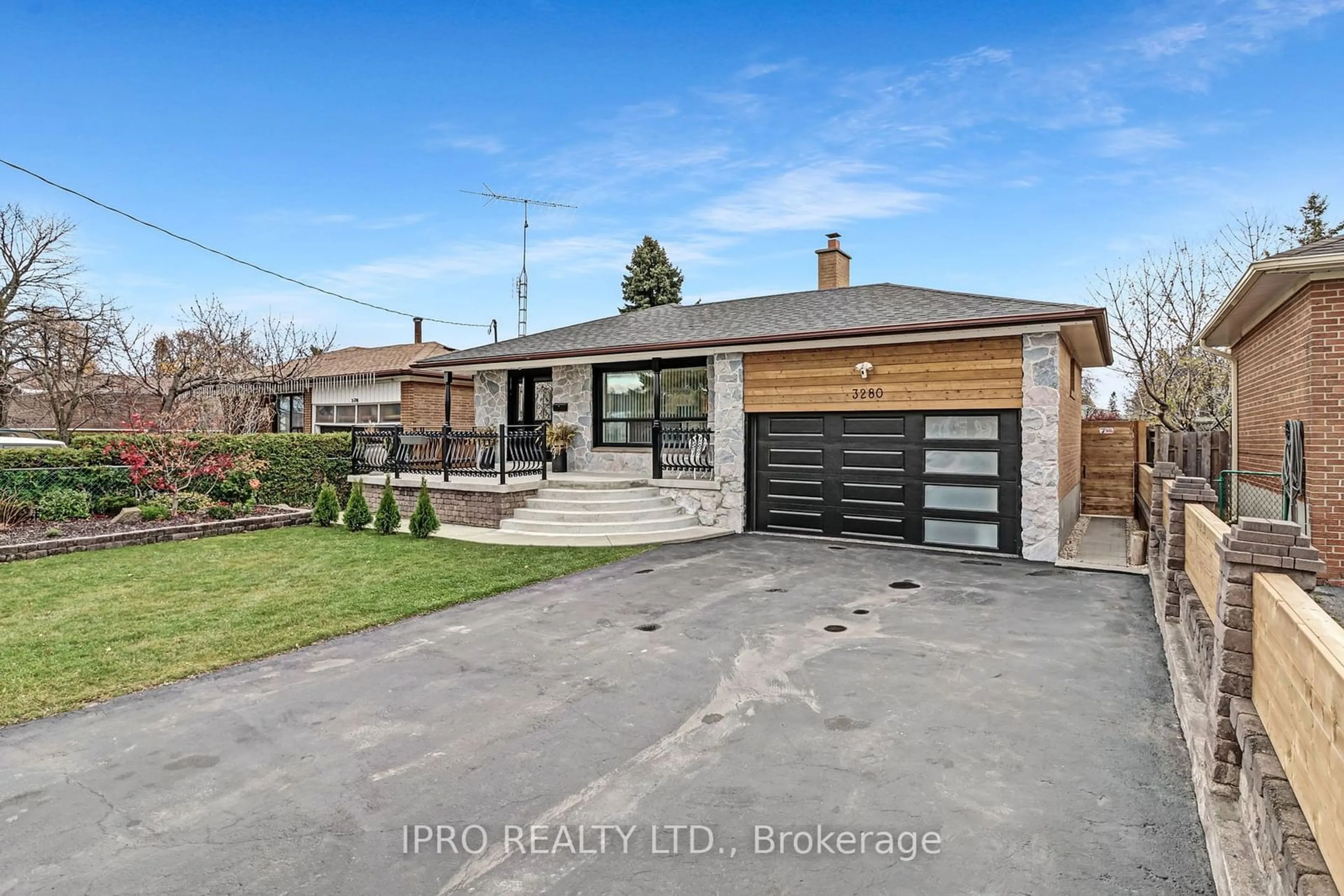 Home with brick exterior material, street for 3280 Cawthra Rd, Mississauga Ontario L5A 2X7