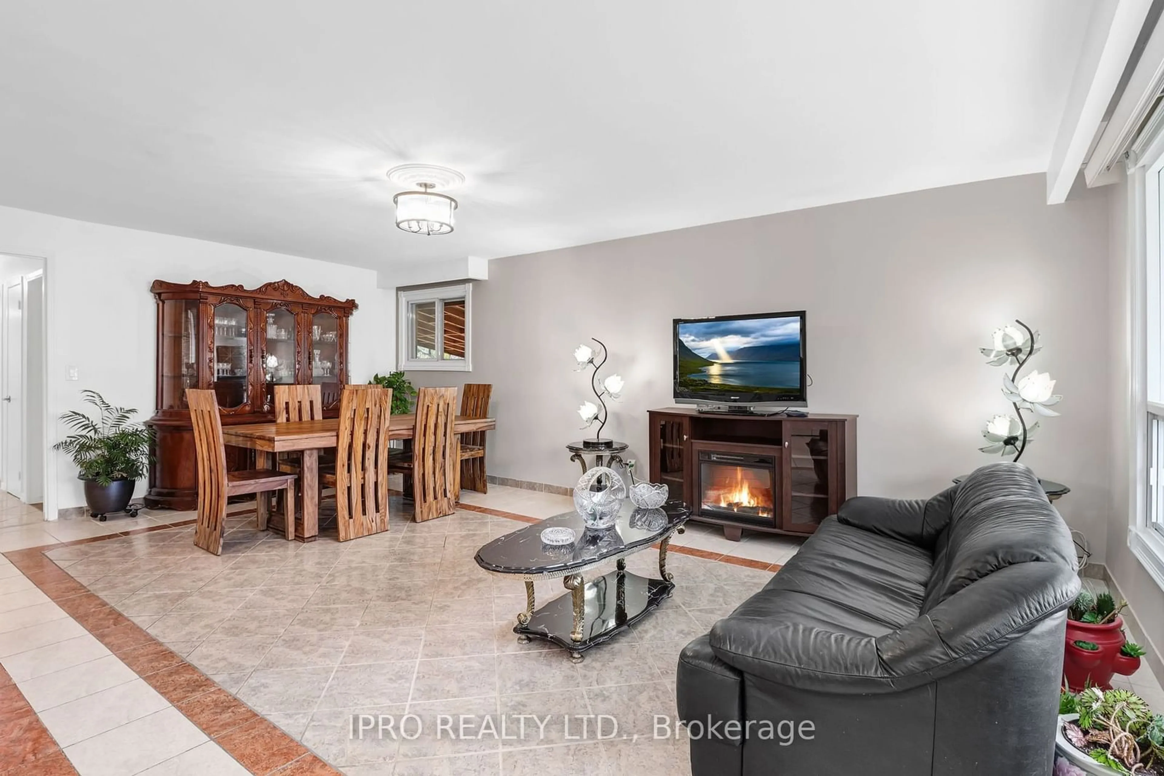 Living room with furniture, unknown for 3280 Cawthra Rd, Mississauga Ontario L5A 2X7