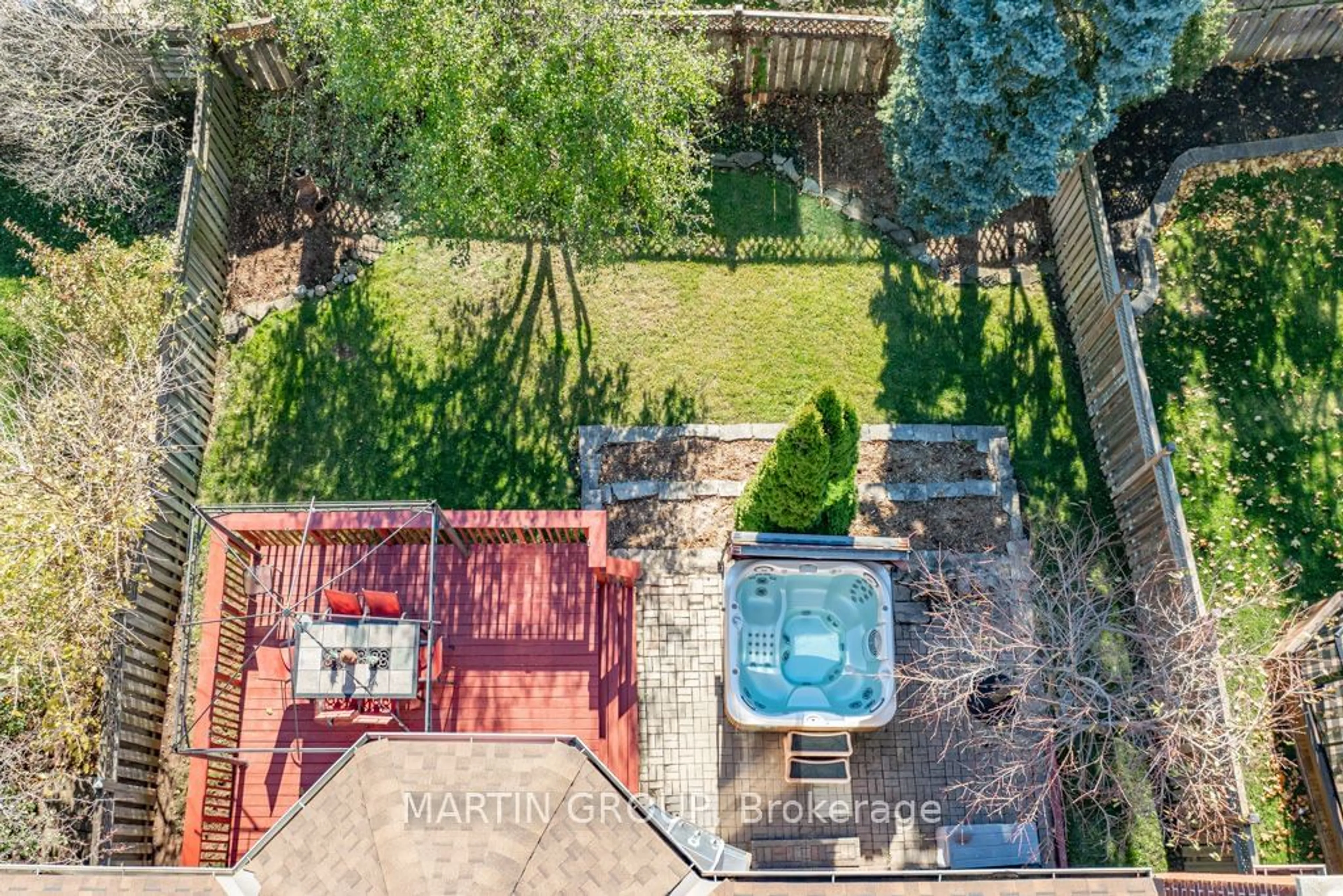 A pic from outside/outdoor area/front of a property/back of a property/a pic from drone, unknown for 2080 Sixth Line, Oakville Ontario L6H 3N2