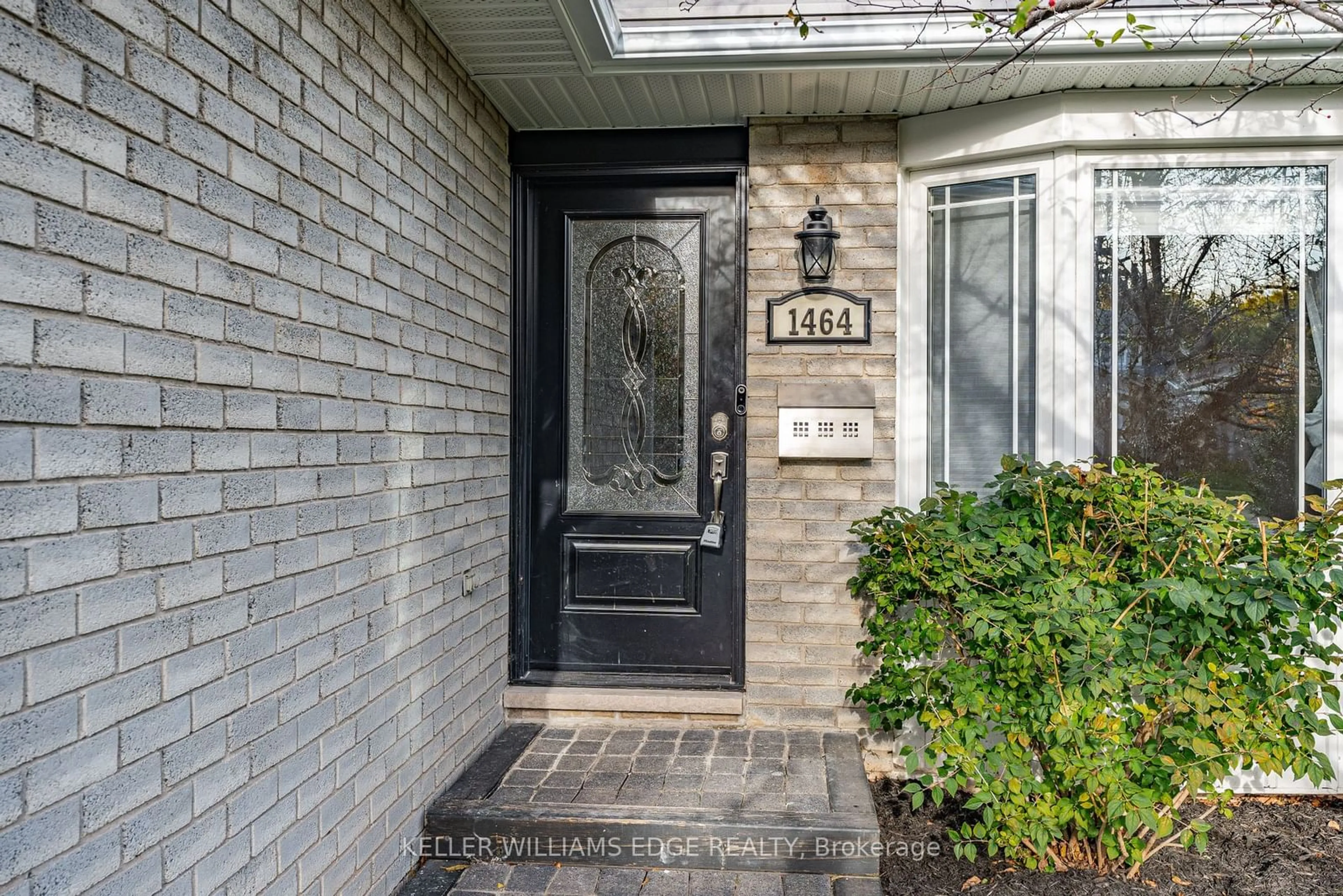 Indoor entryway for 1464 Reynolds Ave, Burlington Ontario L7M 3B9