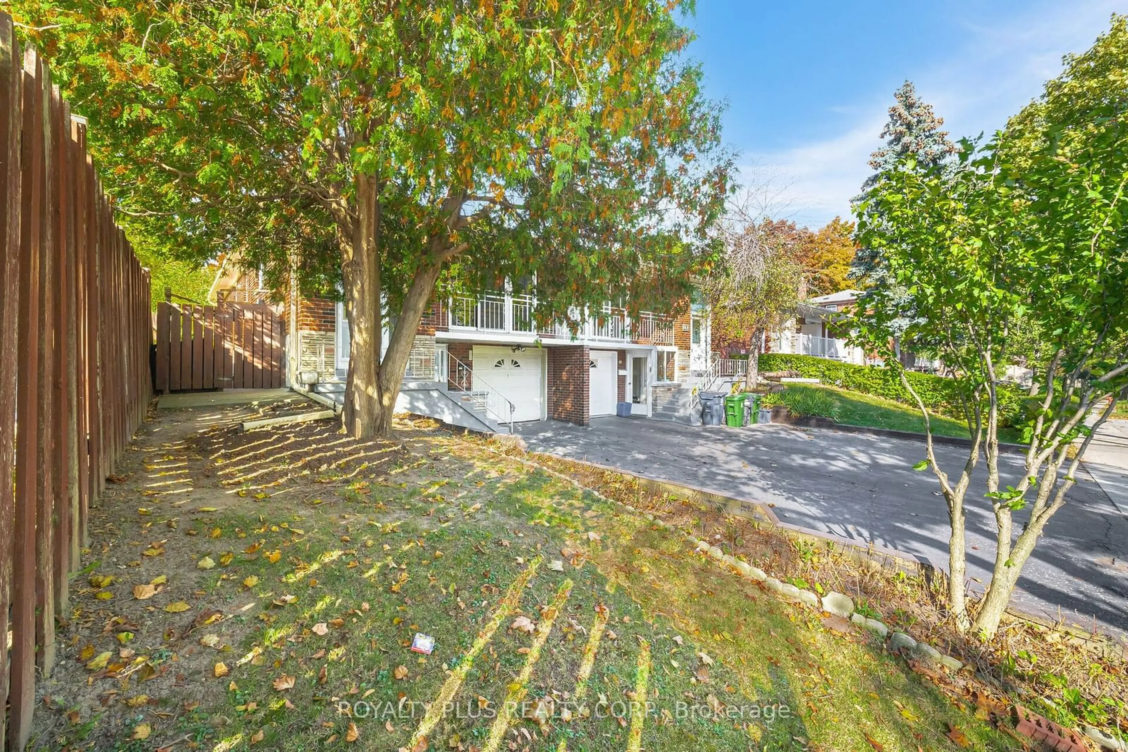 A pic from outside/outdoor area/front of a property/back of a property/a pic from drone, street for 234 Grandravine Dr, Toronto Ontario M3N 1H9