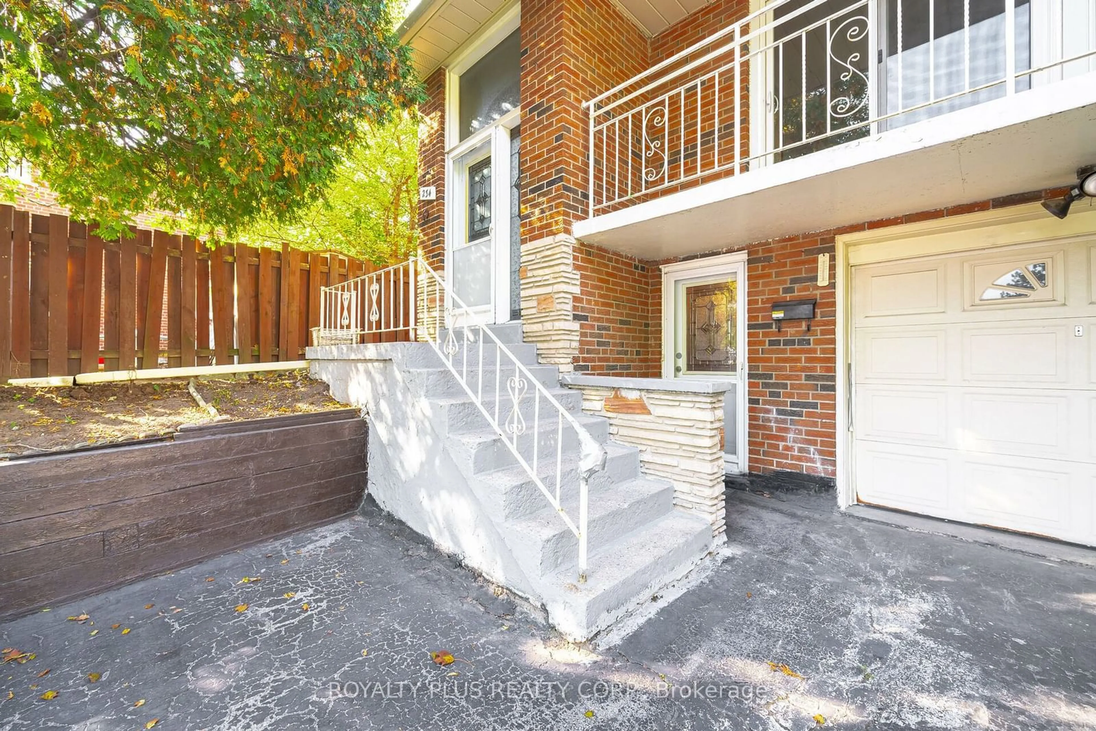 Patio, street for 234 Grandravine Dr, Toronto Ontario M3N 1H9