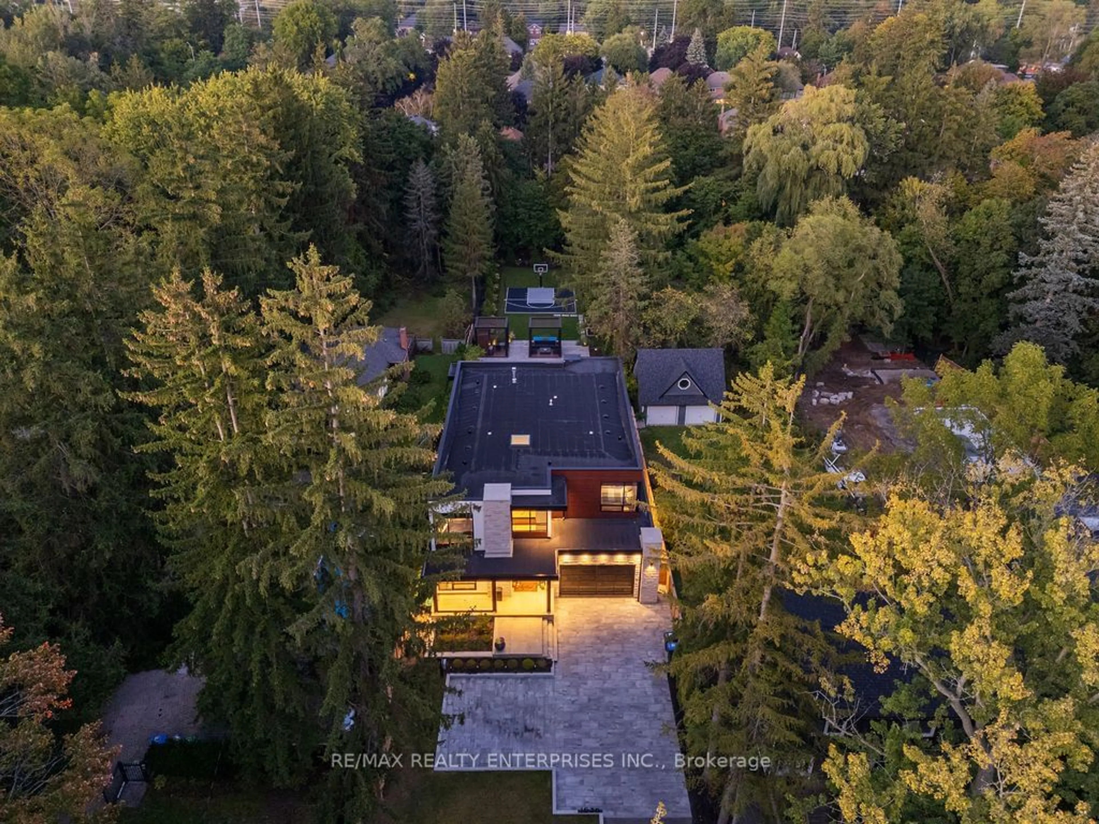 A pic from outside/outdoor area/front of a property/back of a property/a pic from drone, forest/trees view for 1535 Glenburnie Rd, Mississauga Ontario L5G 3C9