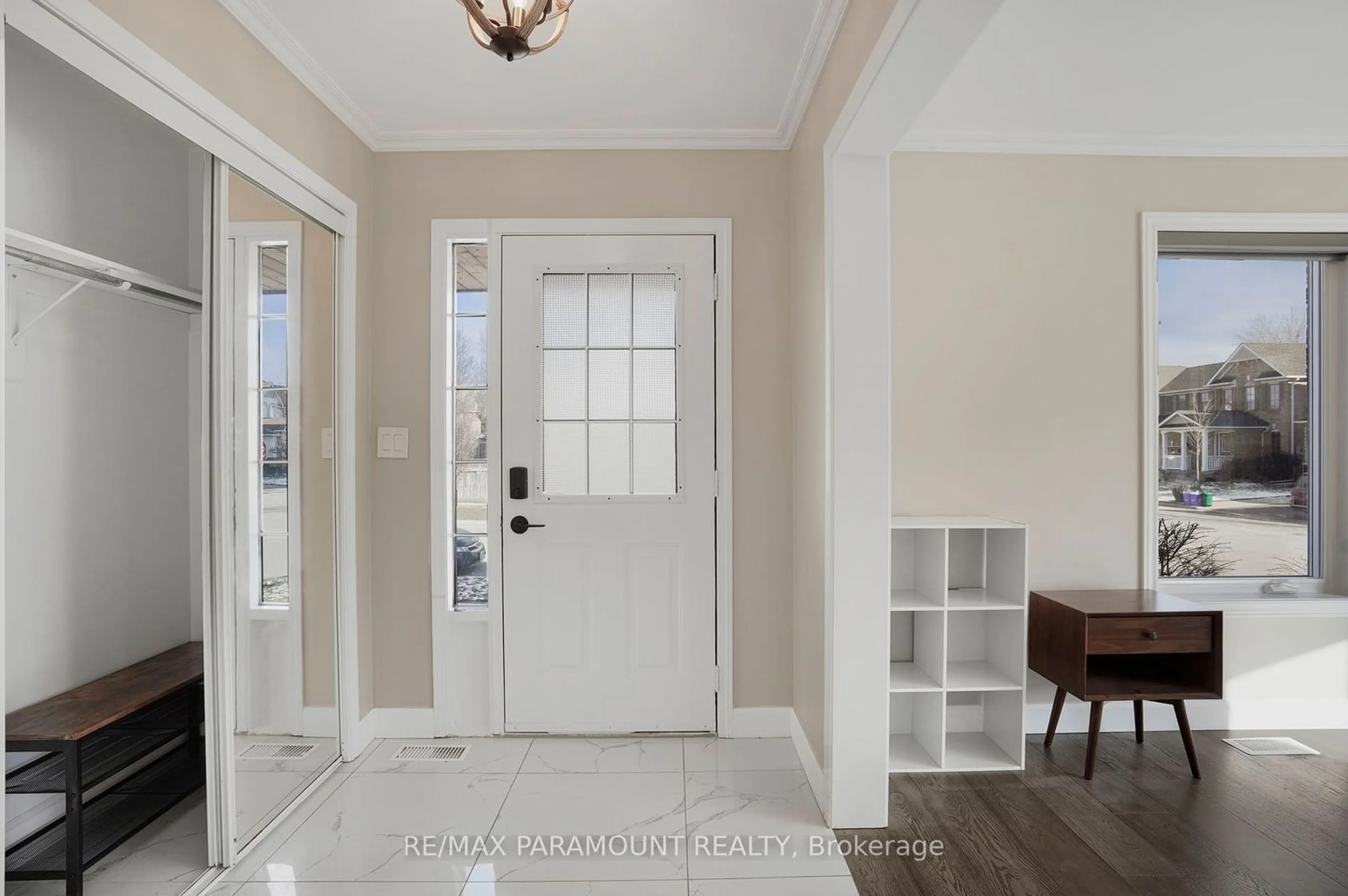 Indoor entryway for 1605 Gowling Terr, Milton Ontario L9T 5J6