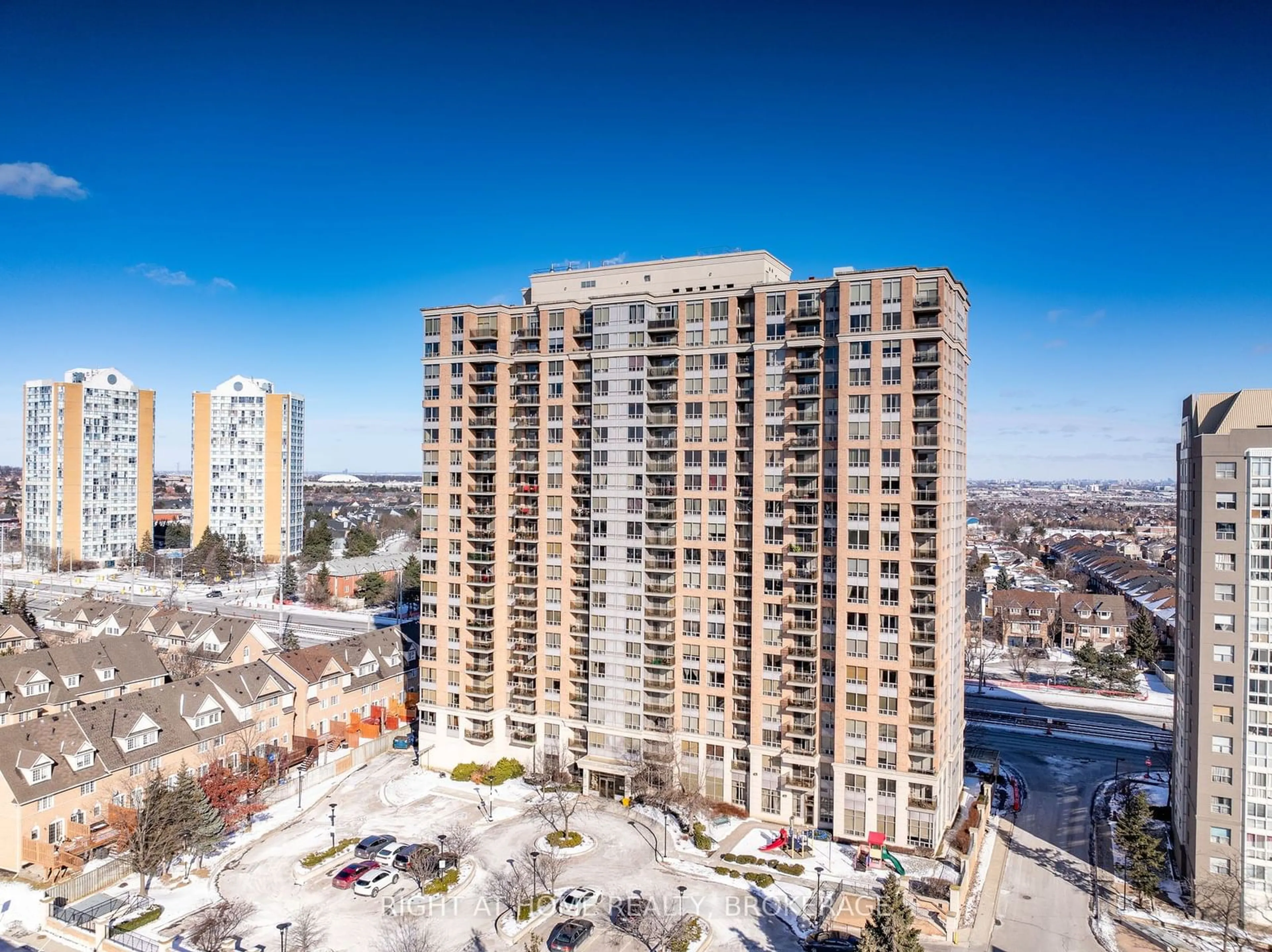 A pic from outside/outdoor area/front of a property/back of a property/a pic from drone, city buildings view from balcony for 55 STRATHAVEN Dr #1105, Mississauga Ontario L5R 4G9