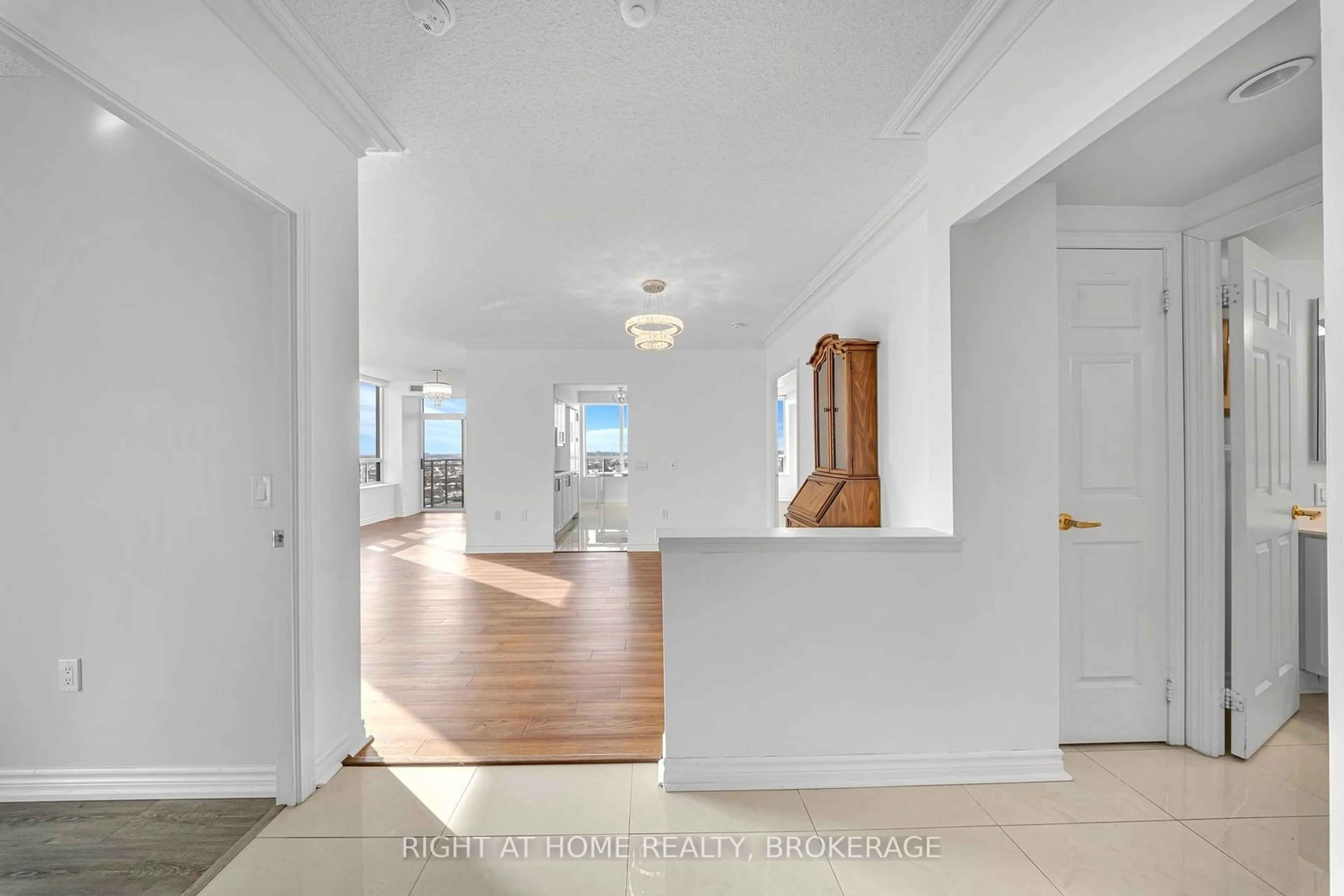 Indoor foyer for 55 STRATHAVEN Dr #1105, Mississauga Ontario L5R 4G9