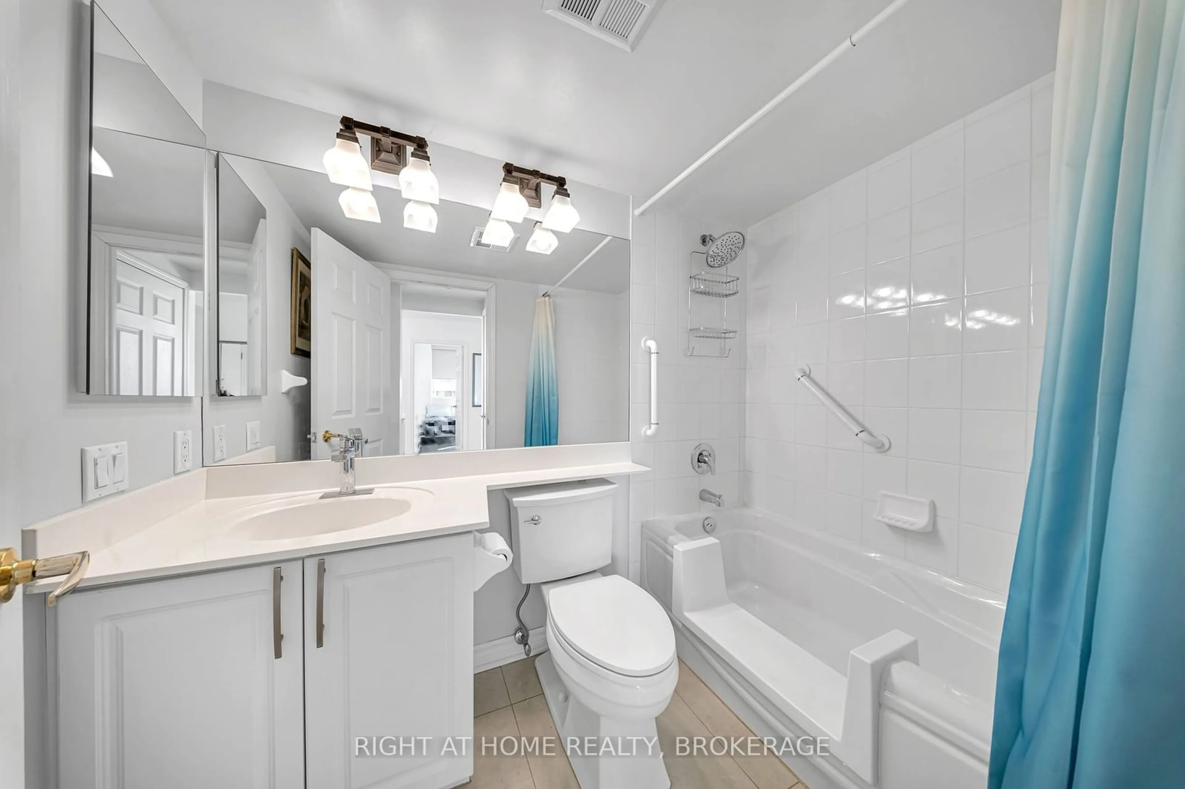 Standard bathroom, ceramic/tile floor for 55 STRATHAVEN Dr #1105, Mississauga Ontario L5R 4G9