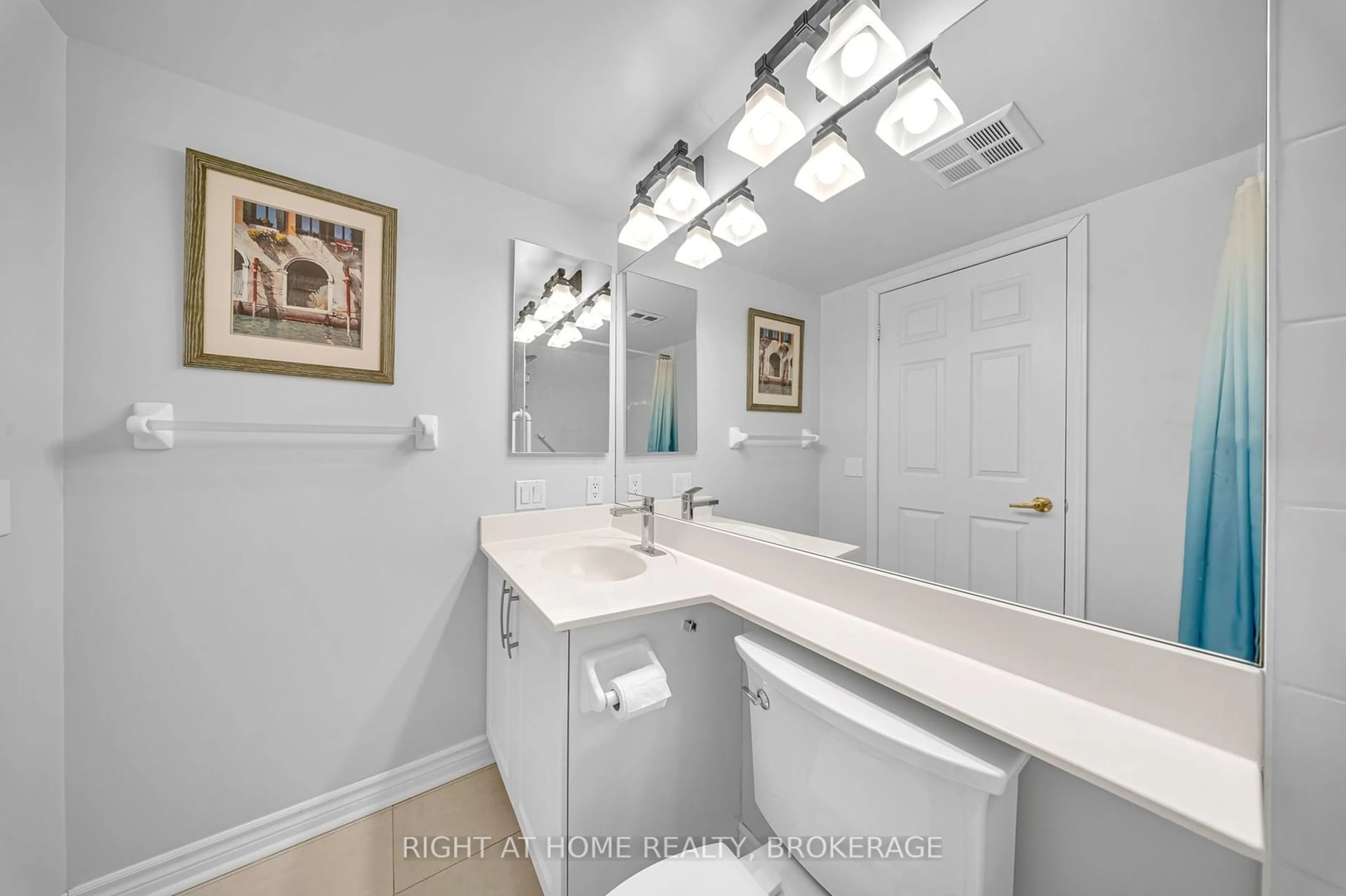 Standard bathroom, ceramic/tile floor for 55 STRATHAVEN Dr #1105, Mississauga Ontario L5R 4G9