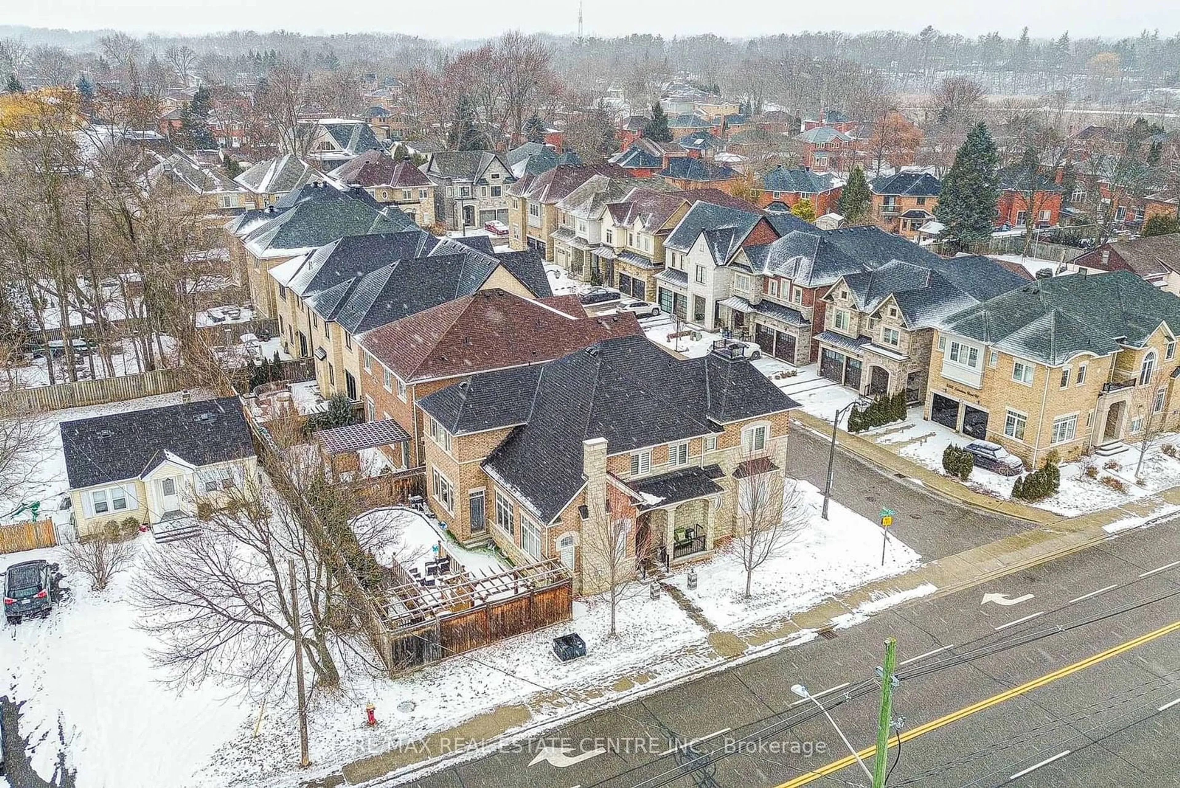 A pic from outside/outdoor area/front of a property/back of a property/a pic from drone, street for 3061 Lakeshore Rd, Oakville Ontario L6L 1J1