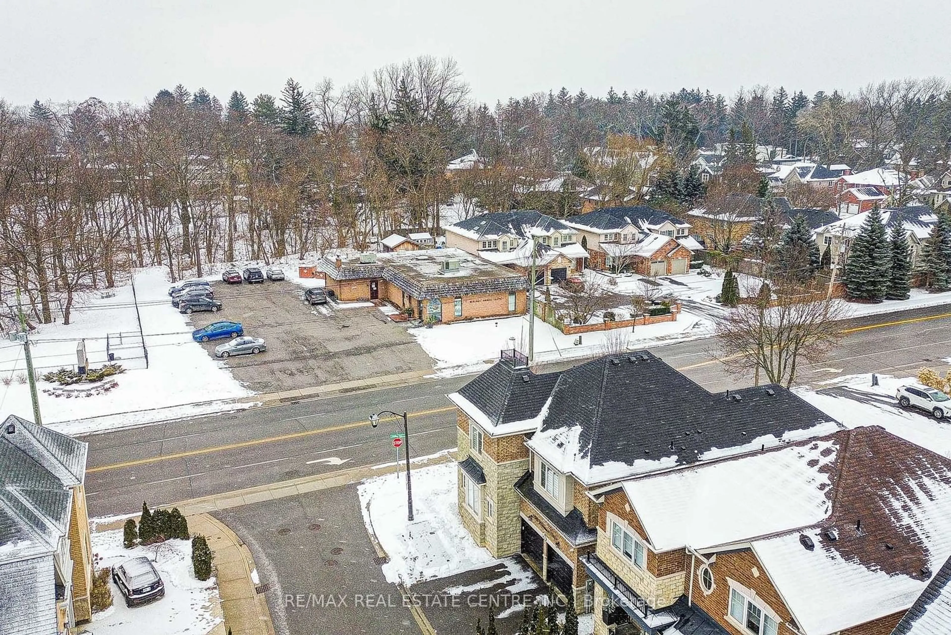 A pic from outside/outdoor area/front of a property/back of a property/a pic from drone, unknown for 3061 Lakeshore Rd, Oakville Ontario L6L 1J1