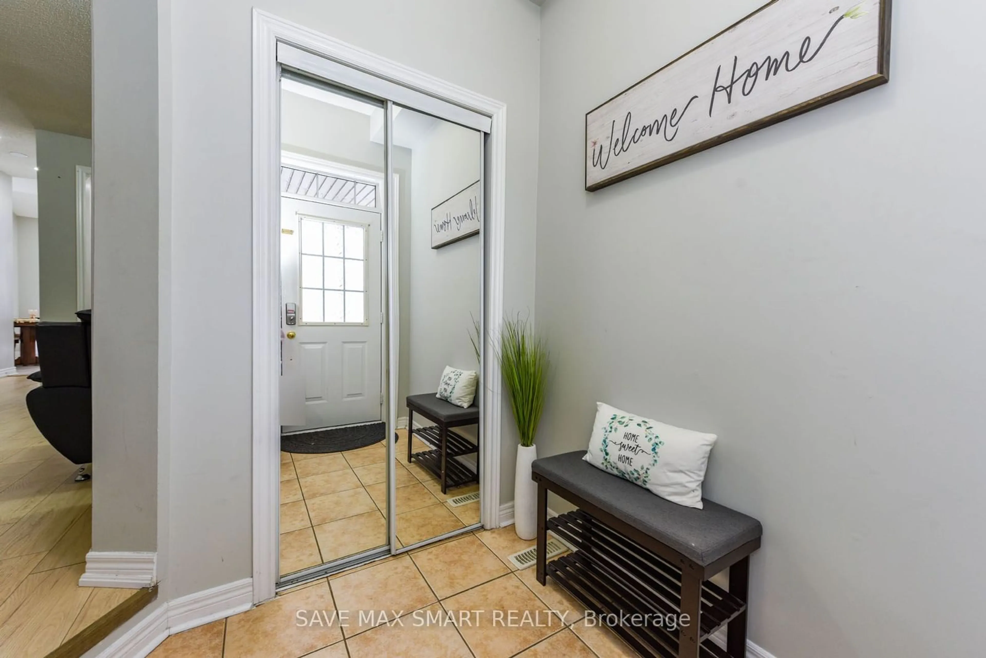 Indoor entryway for 72 Rocky Point Cres, Brampton Ontario L6Y 4R8