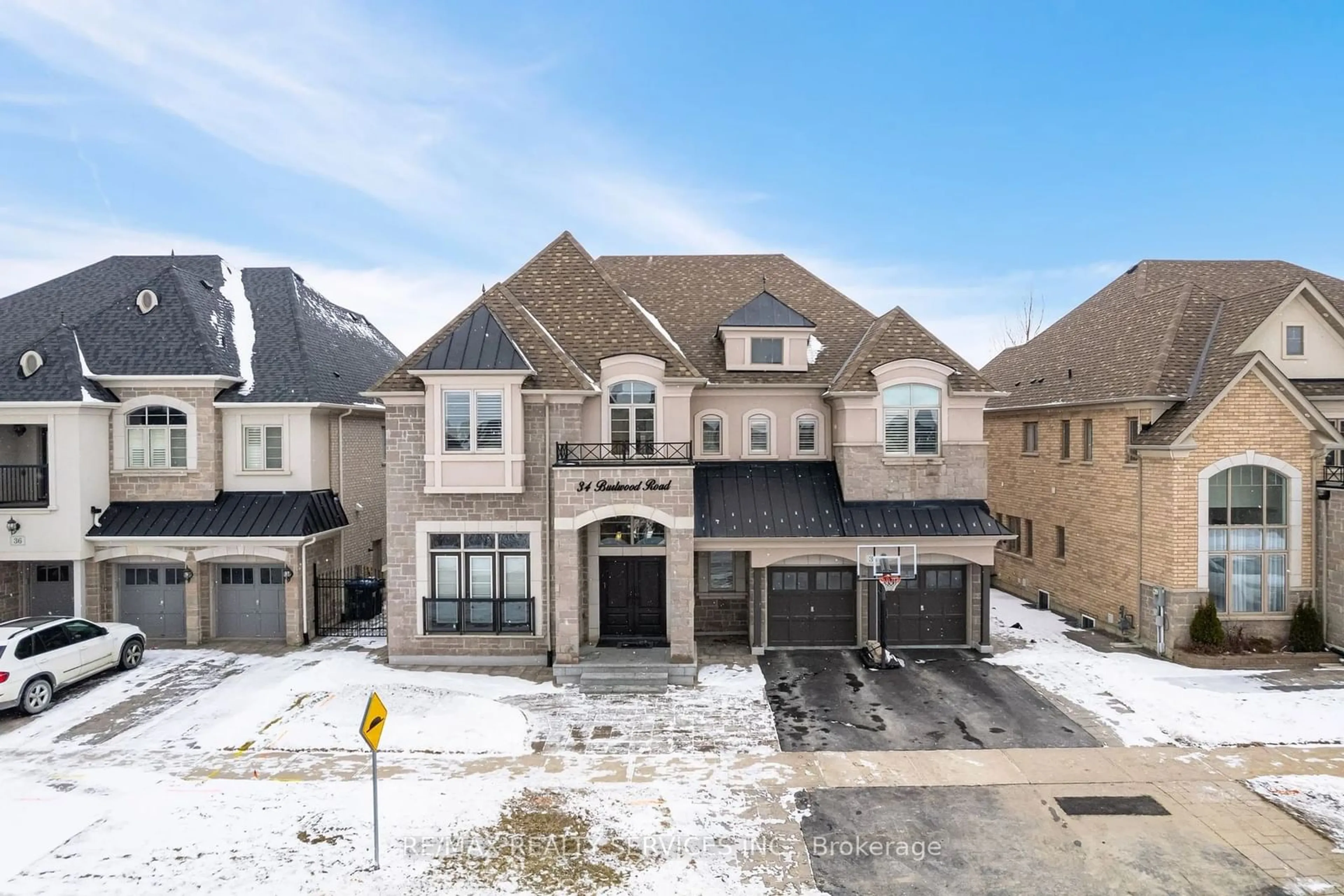 A pic from outside/outdoor area/front of a property/back of a property/a pic from drone, street for 34 Burlwood Rd, Brampton Ontario L6P 4E8