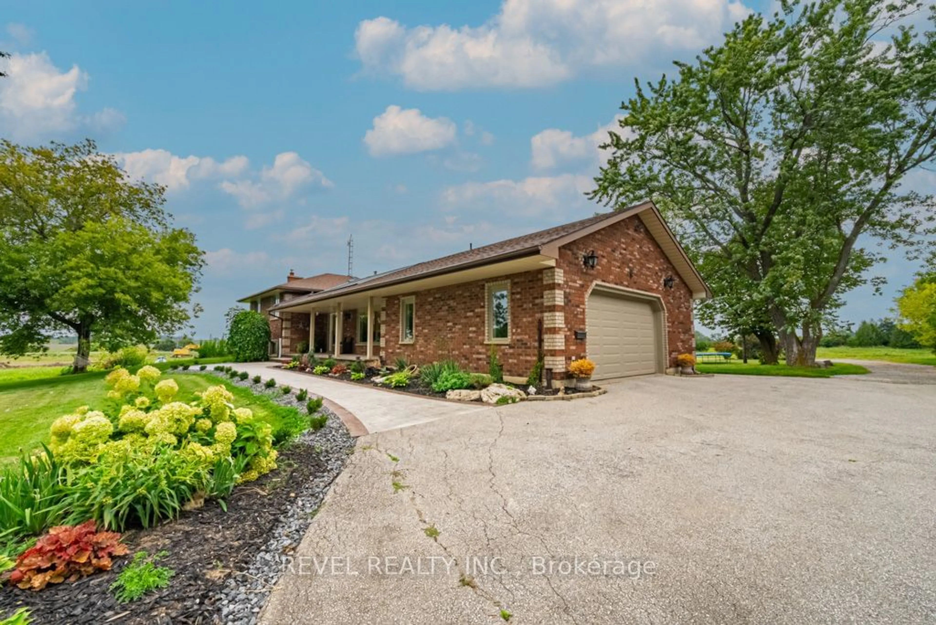 A pic from outside/outdoor area/front of a property/back of a property/a pic from drone, unknown for 4487 Henderson Rd, Milton Ontario L9E 0K2