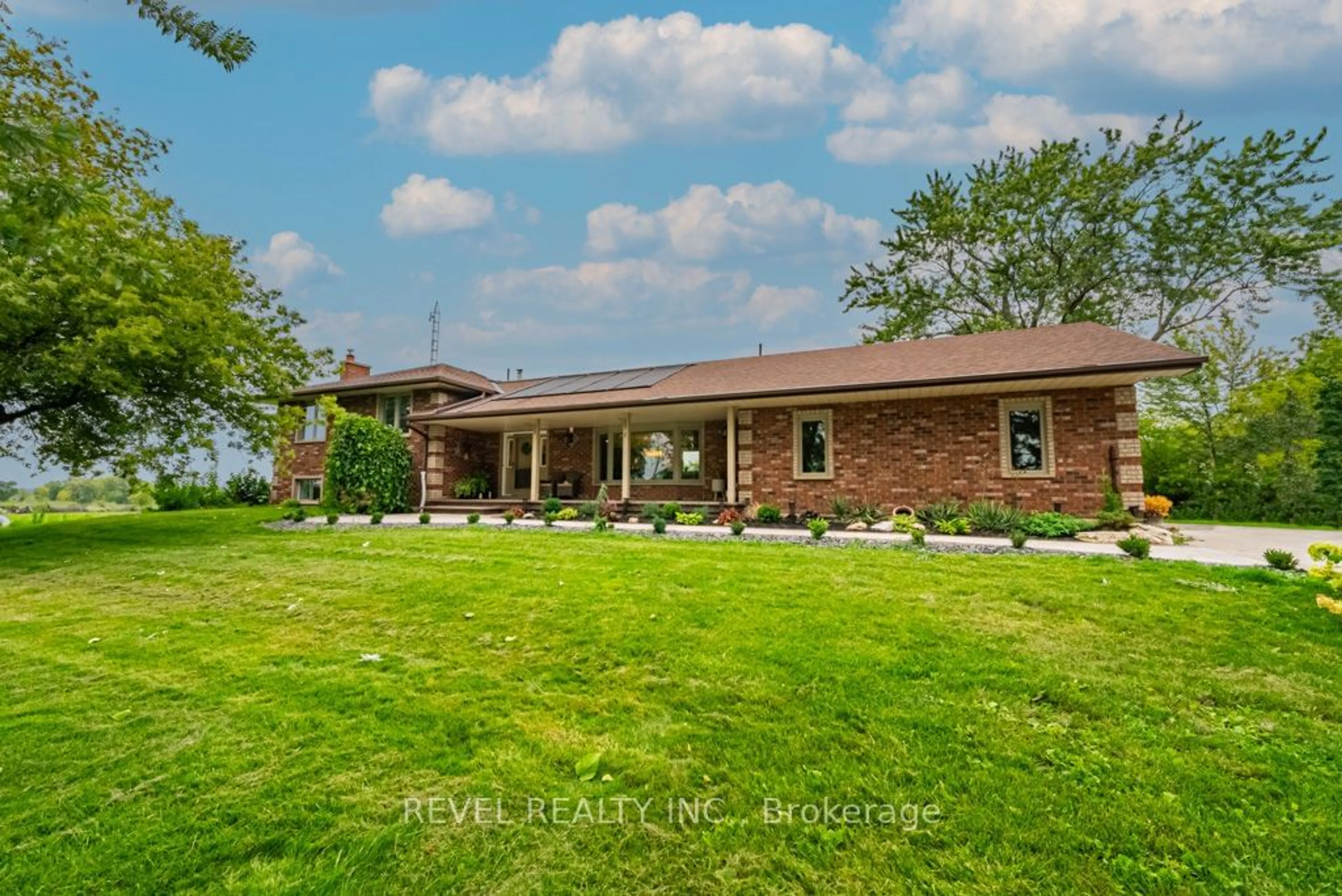 A pic from outside/outdoor area/front of a property/back of a property/a pic from drone, water/lake/river/ocean view for 4487 Henderson Rd, Milton Ontario L9E 0K2