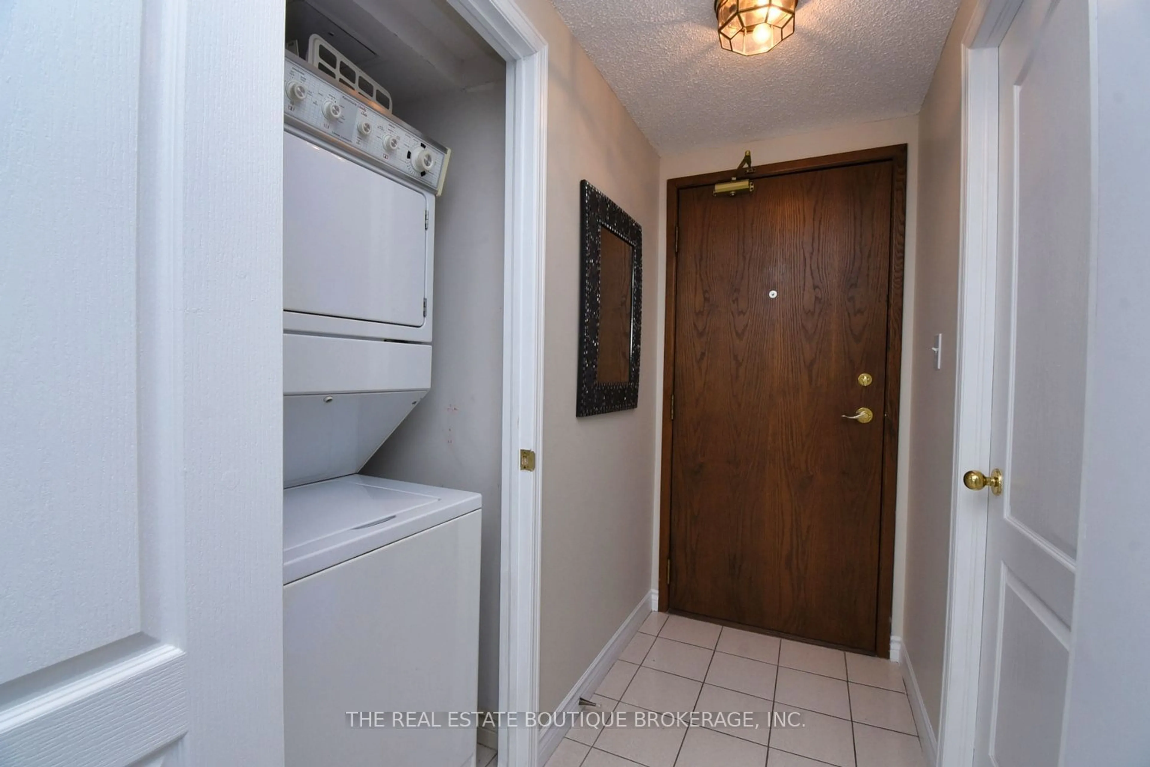 Indoor entryway for 1276 Maple Crossing Blvd #1508, Burlington Ontario L7S 2J9