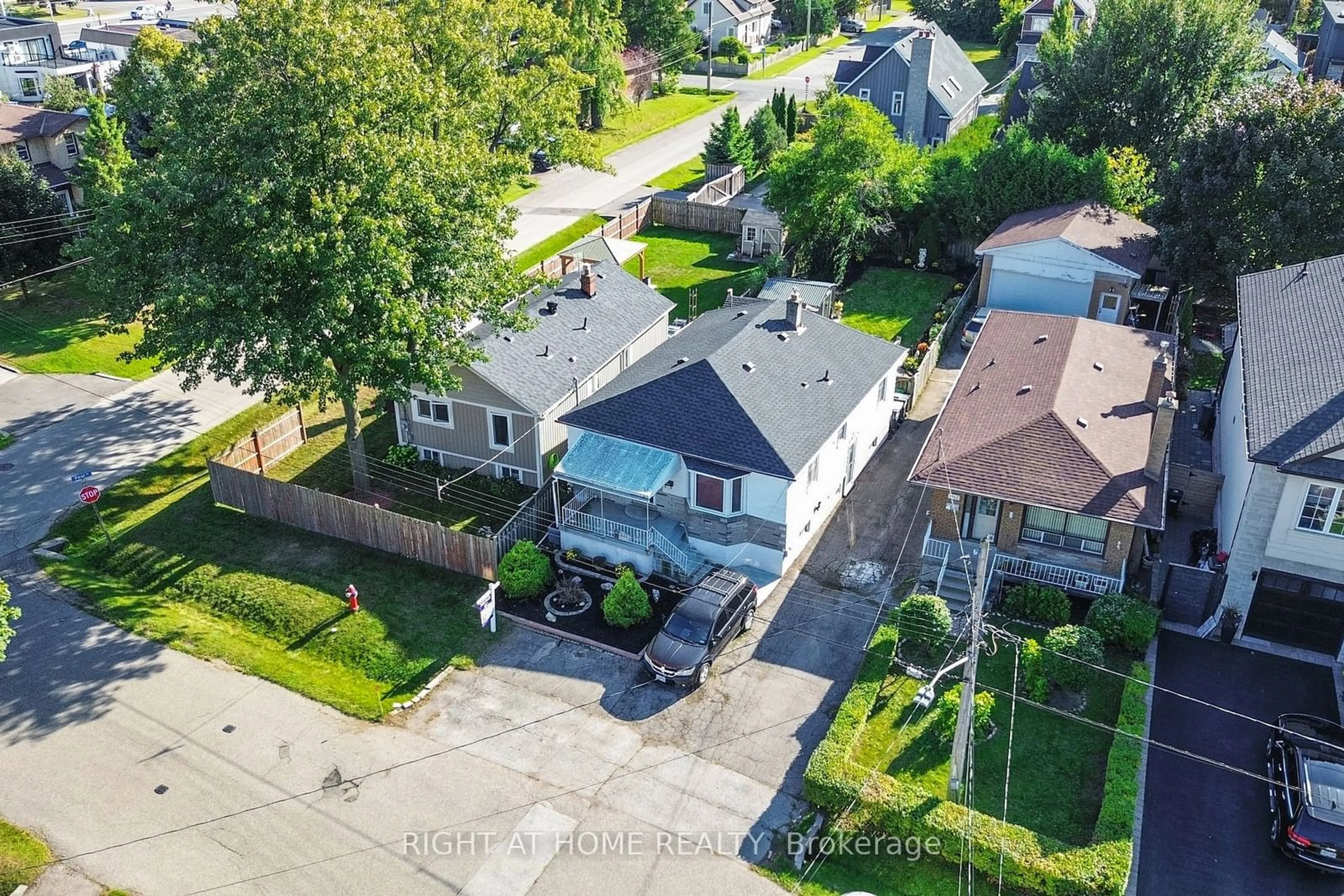 A pic from outside/outdoor area/front of a property/back of a property/a pic from drone, street for 1038 Eastmount Ave, Mississauga Ontario L5E 1Z3