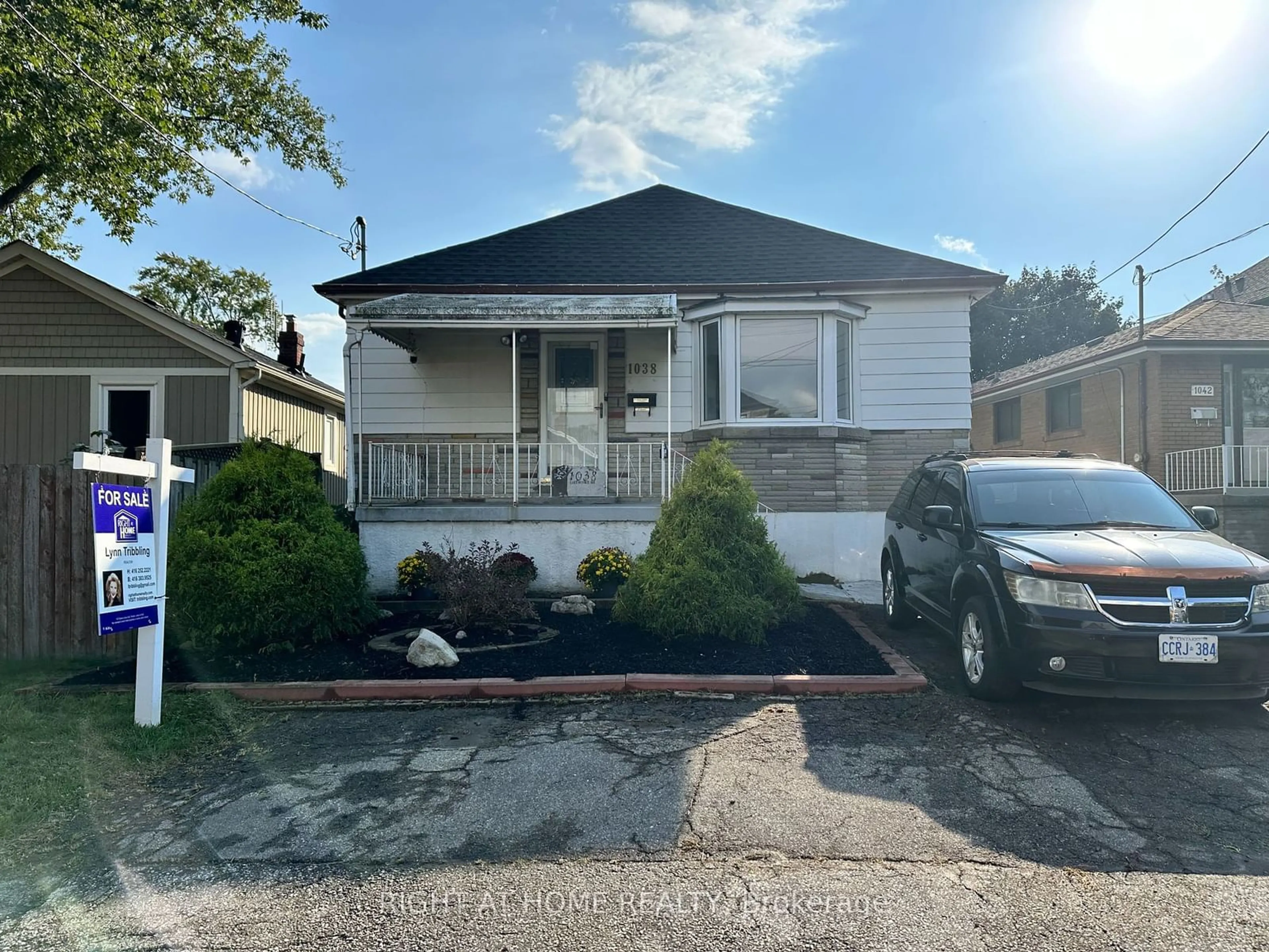 Home with vinyl exterior material, street for 1038 Eastmount Ave, Mississauga Ontario L5E 1Z3