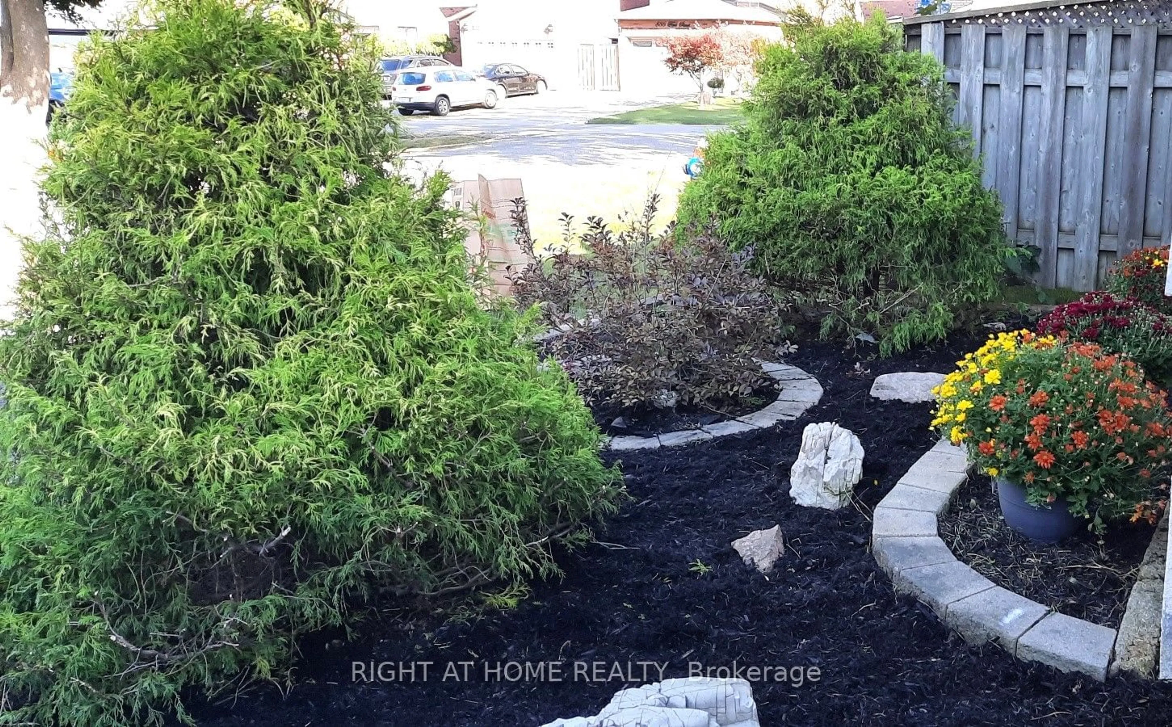 A pic from outside/outdoor area/front of a property/back of a property/a pic from drone, street for 1038 Eastmount Ave, Mississauga Ontario L5E 1Z3