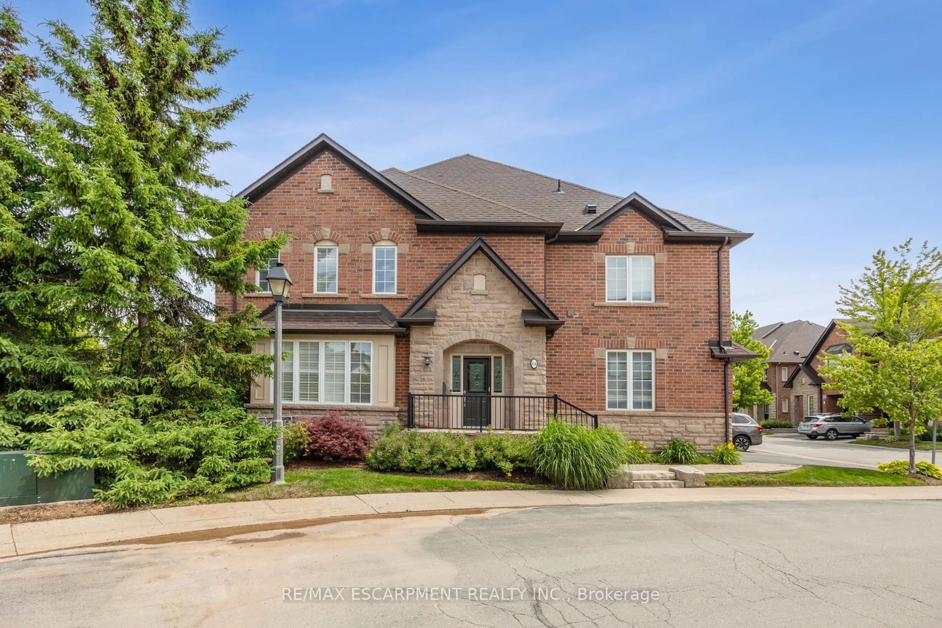 Home with brick exterior material, street for 300 Ravineview Way #44, Oakville Ontario L6H 7J2