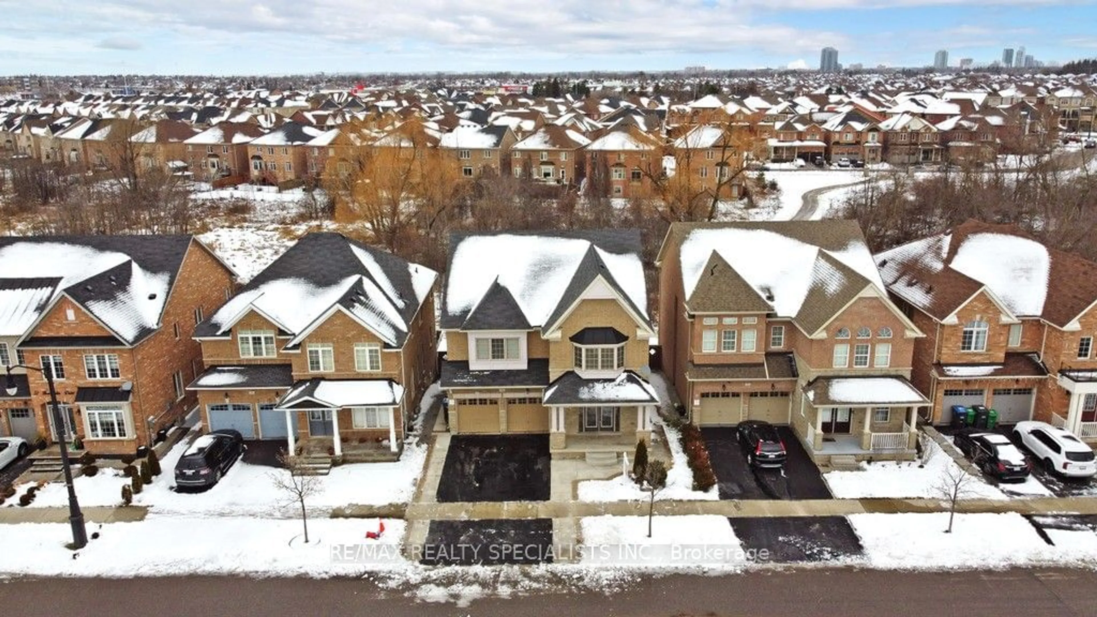 A pic from outside/outdoor area/front of a property/back of a property/a pic from drone, city buildings view from balcony for 53 Heatherglen Dr, Brampton Ontario L6Y 5X2