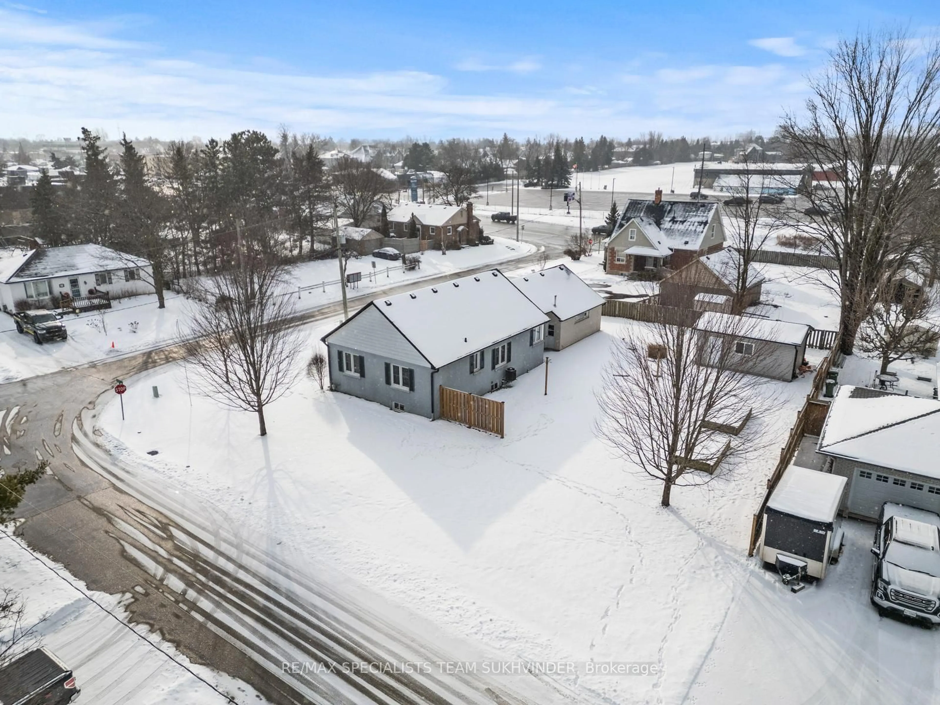 A pic from outside/outdoor area/front of a property/back of a property/a pic from drone, street for 17 Norton Blvd, Caledon Ontario L7E 2C6