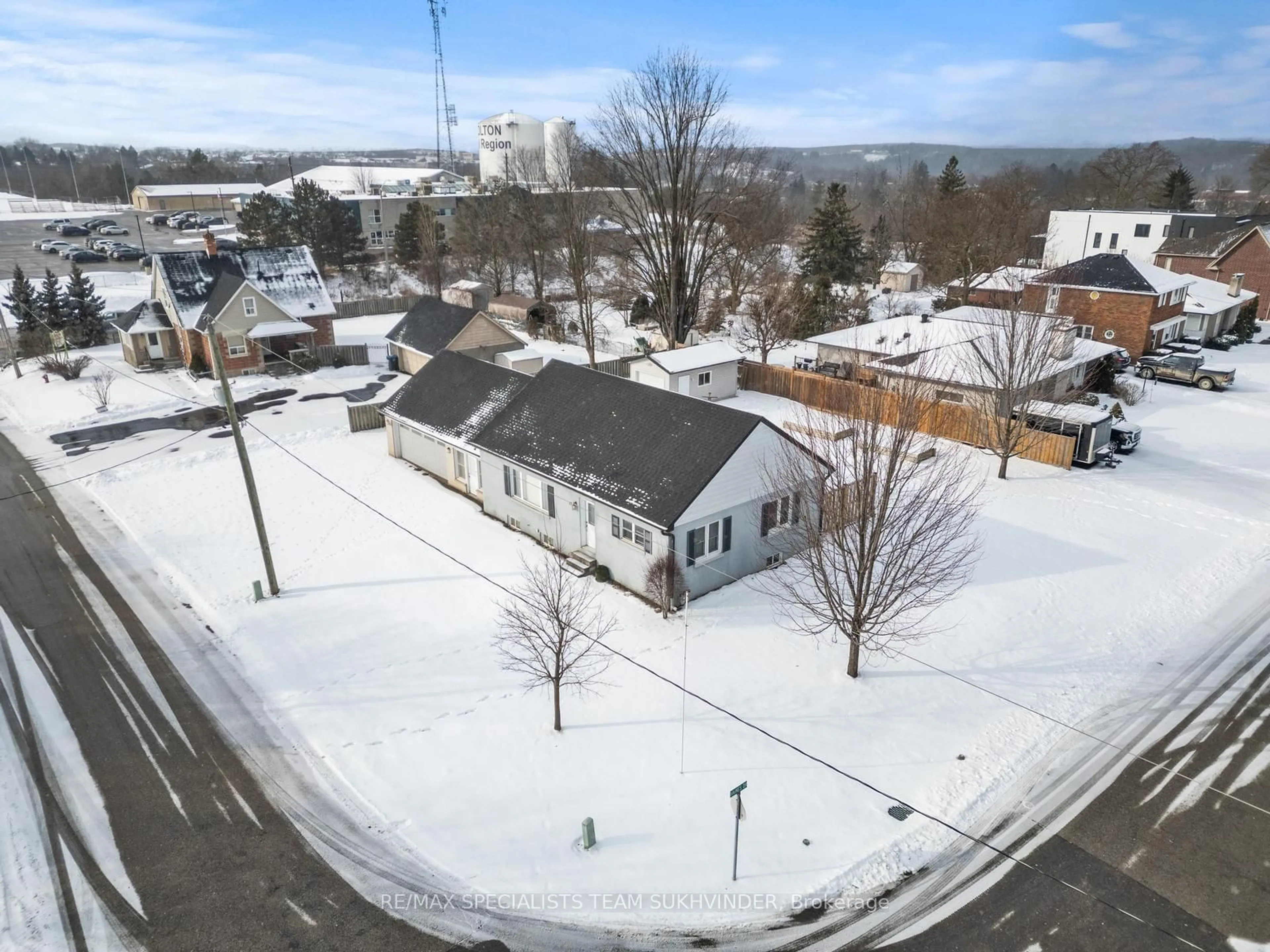 A pic from outside/outdoor area/front of a property/back of a property/a pic from drone, street for 17 Norton Blvd, Caledon Ontario L7E 2C6