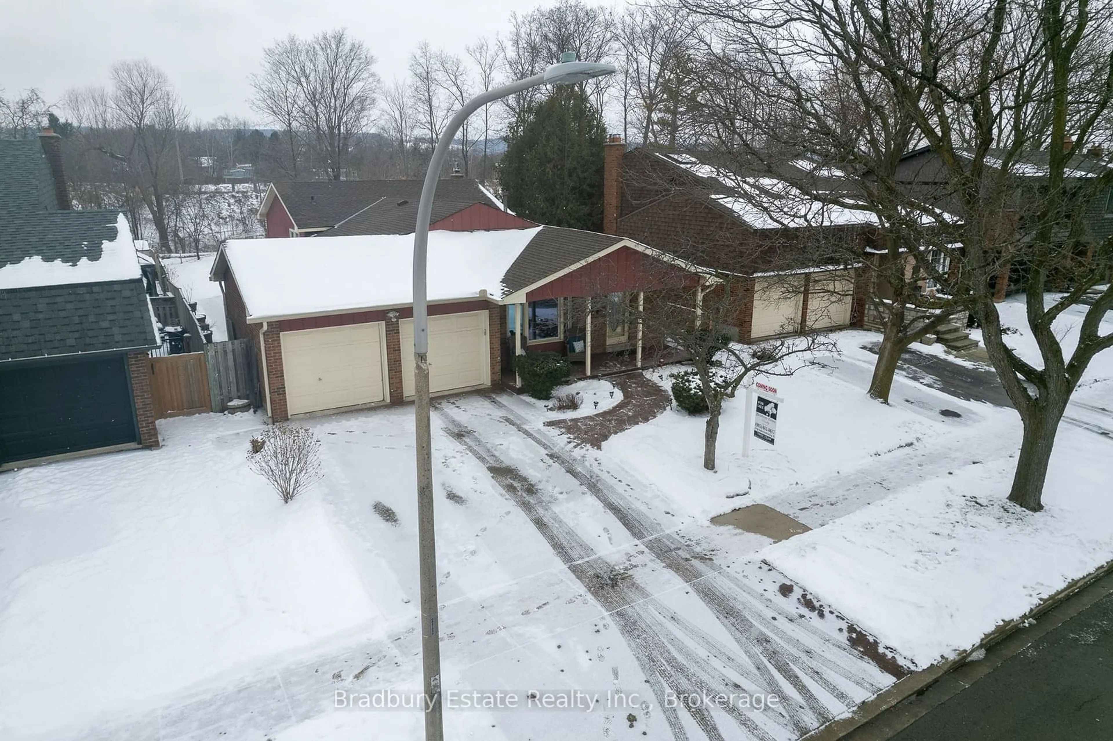 A pic from outside/outdoor area/front of a property/back of a property/a pic from drone, street for 2232 Ireland Dr, Burlington Ontario L7P 3E9