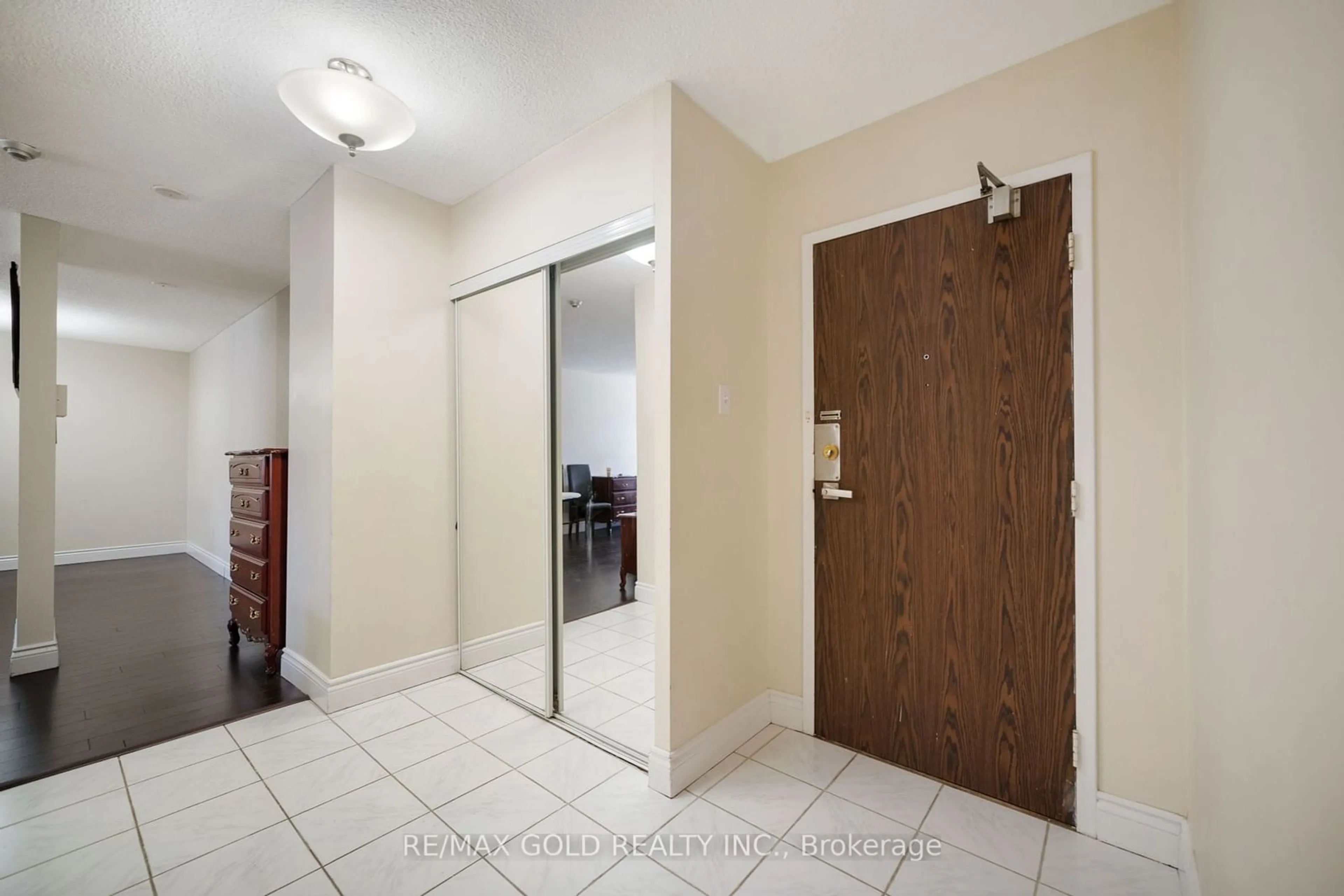 Indoor foyer for 15 Kensington Rd #307, Brampton Ontario L6T 3W8