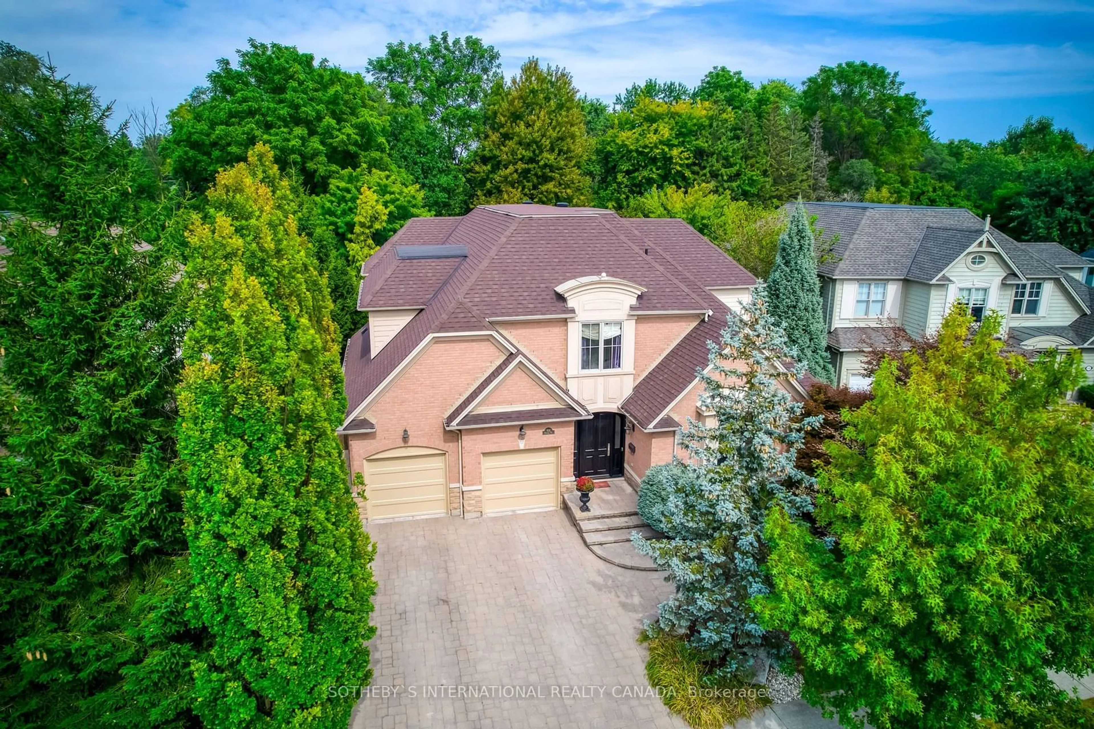 A pic from outside/outdoor area/front of a property/back of a property/a pic from drone, street for 524 Hancock Way, Mississauga Ontario L5H 4L5