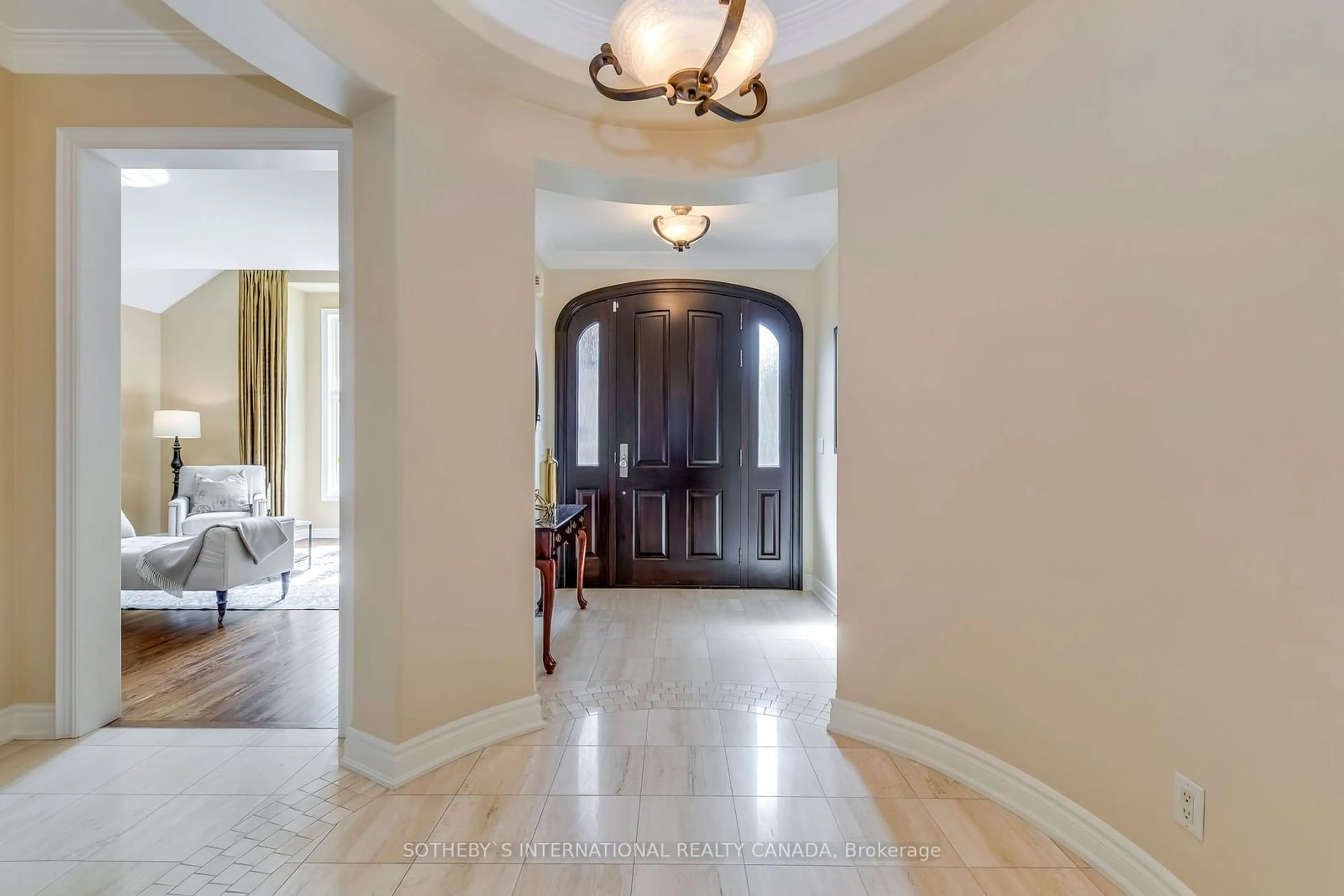 Indoor foyer for 524 Hancock Way, Mississauga Ontario L5H 4L5